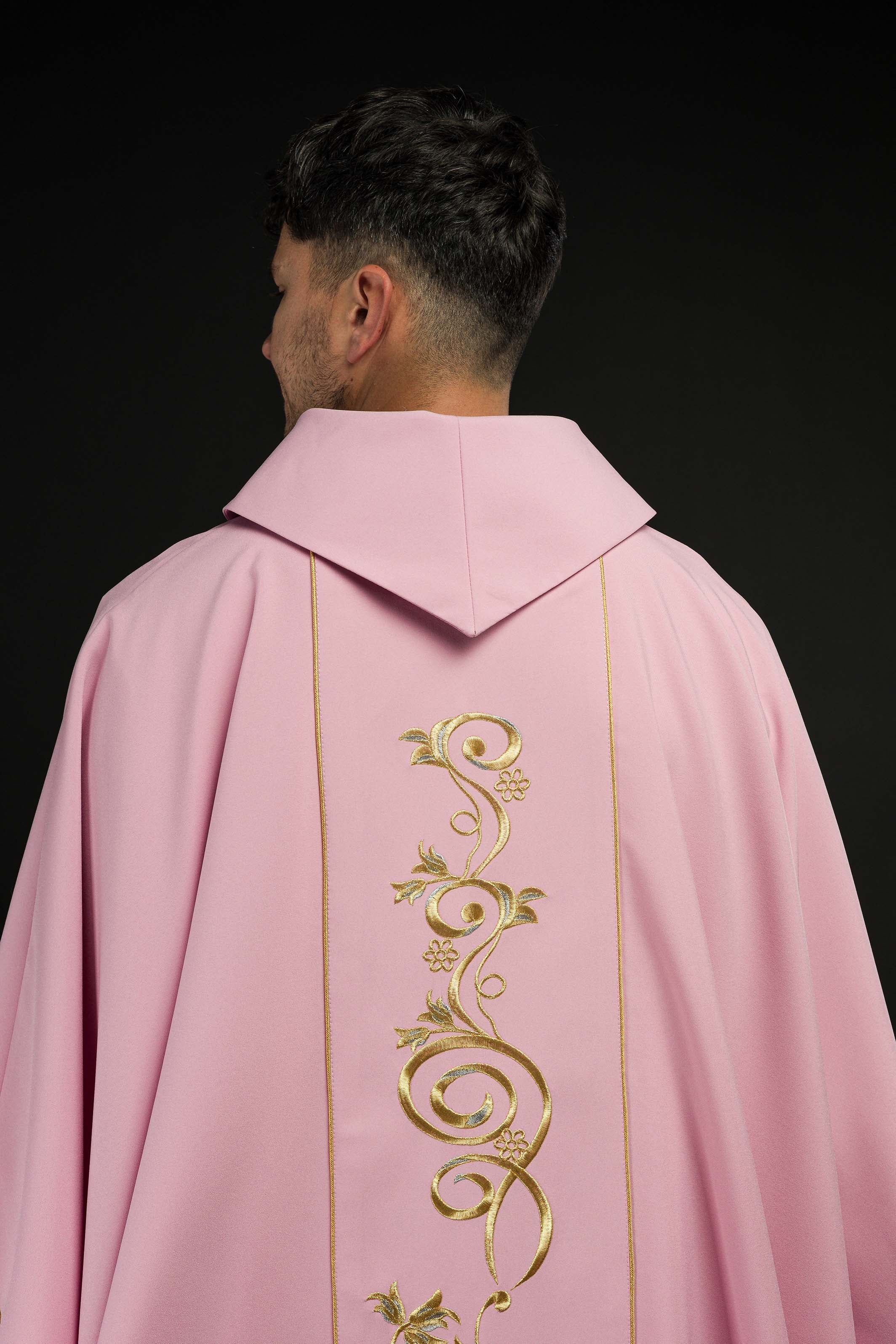 Casula rosa com bordado IHS dourado e ornamento floral