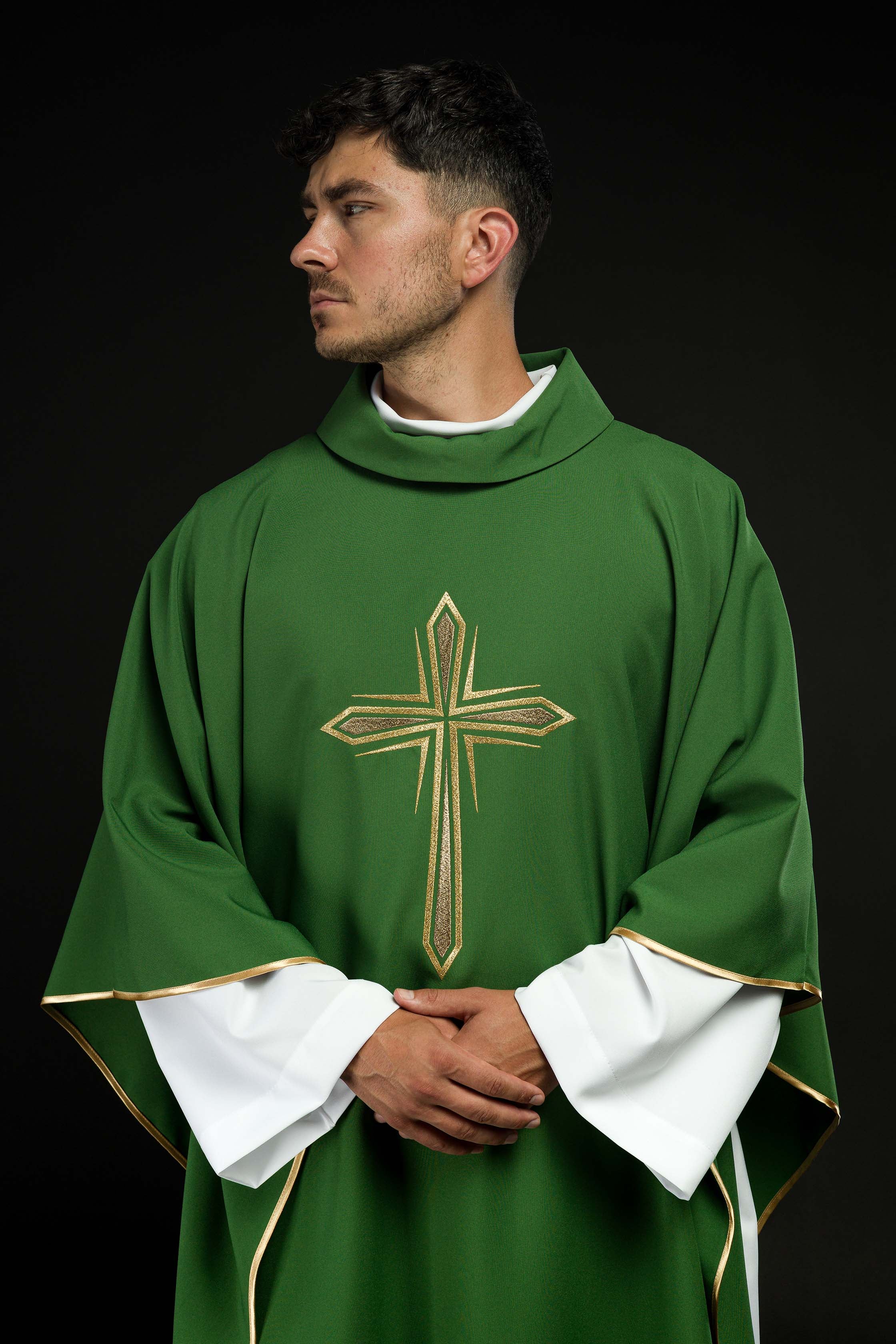 Casula verde com cruz bordada