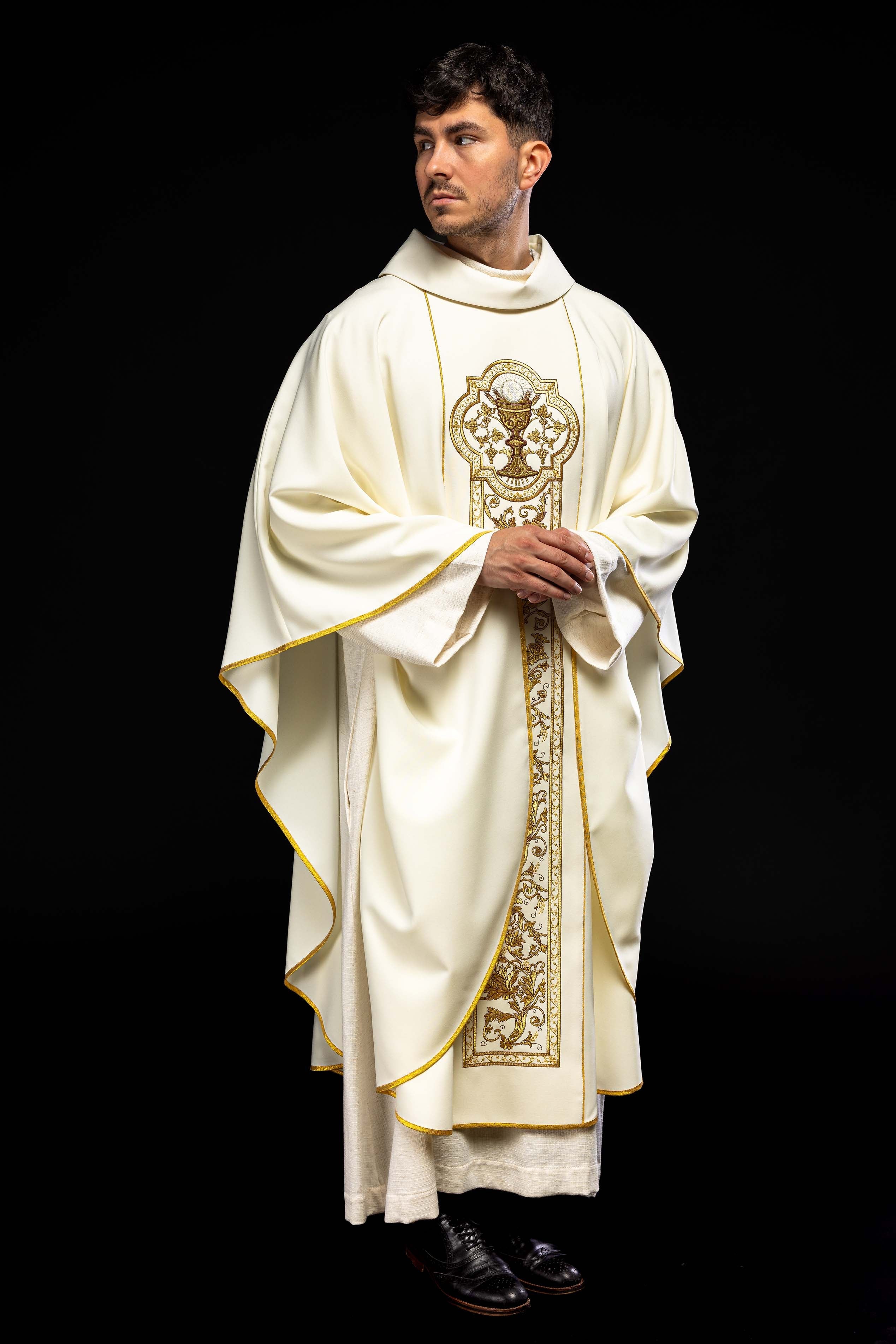 paramentos litúrgicos sacerdotais - casulas - estolas - capas - casulas.pt