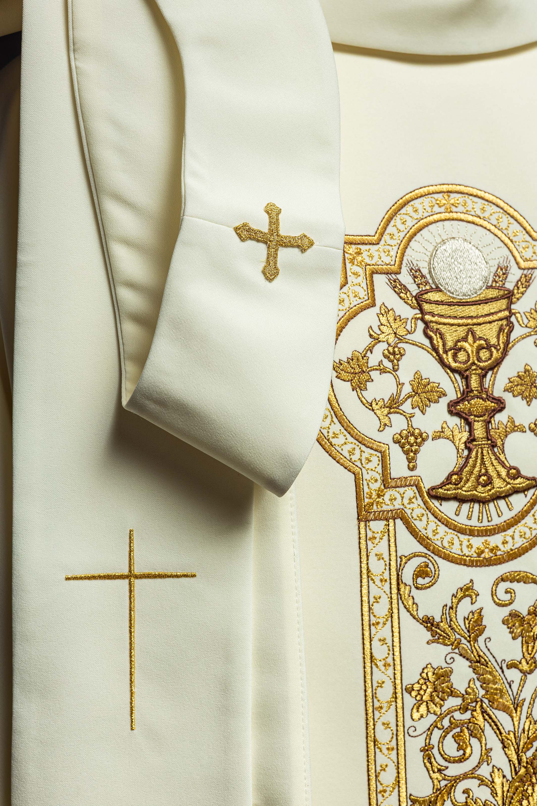 paramentos litúrgicos sacerdotais - casulas - estolas - capas - casulas.pt