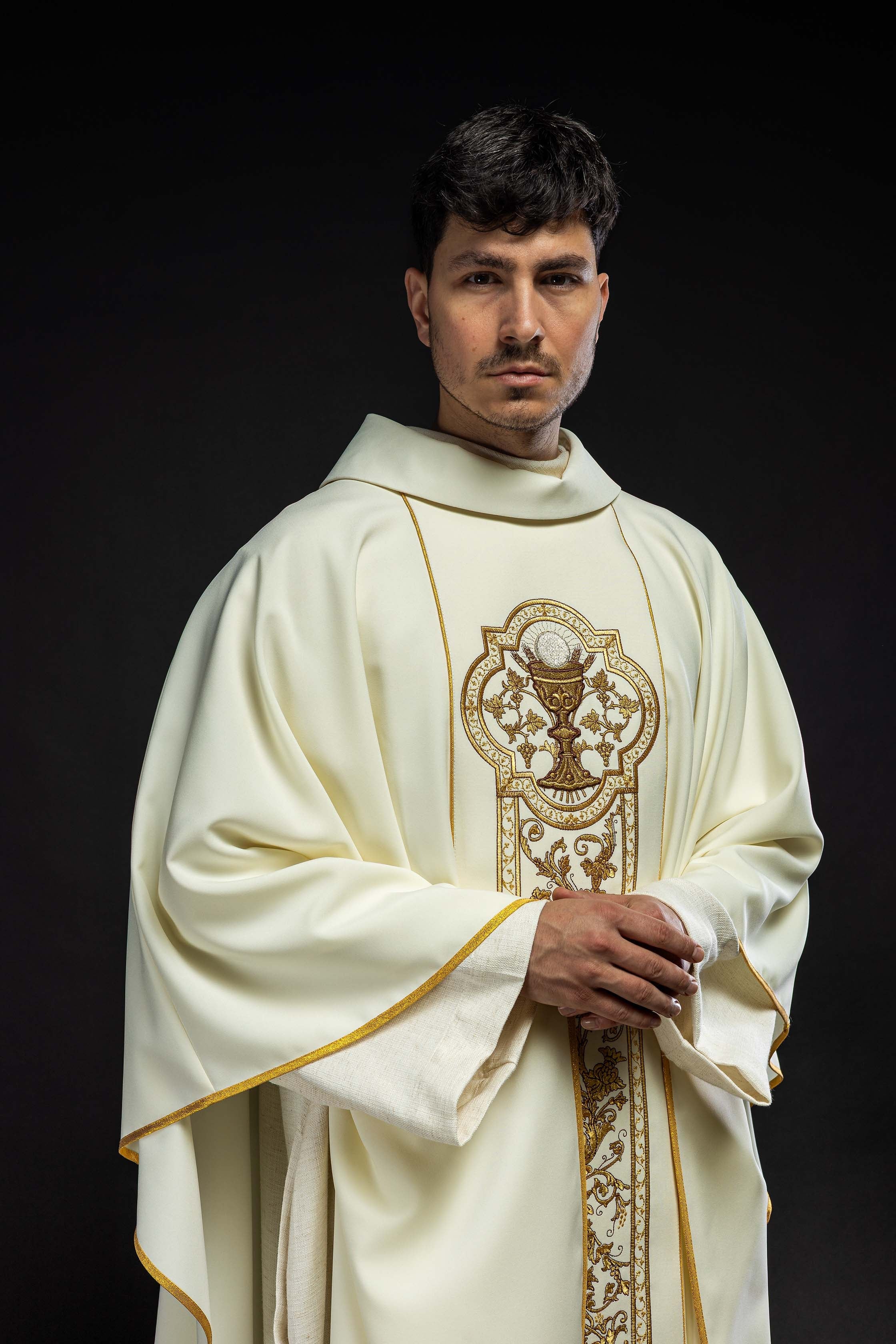 paramentos litúrgicos sacerdotais - casulas - estolas - capas - casulas.pt
