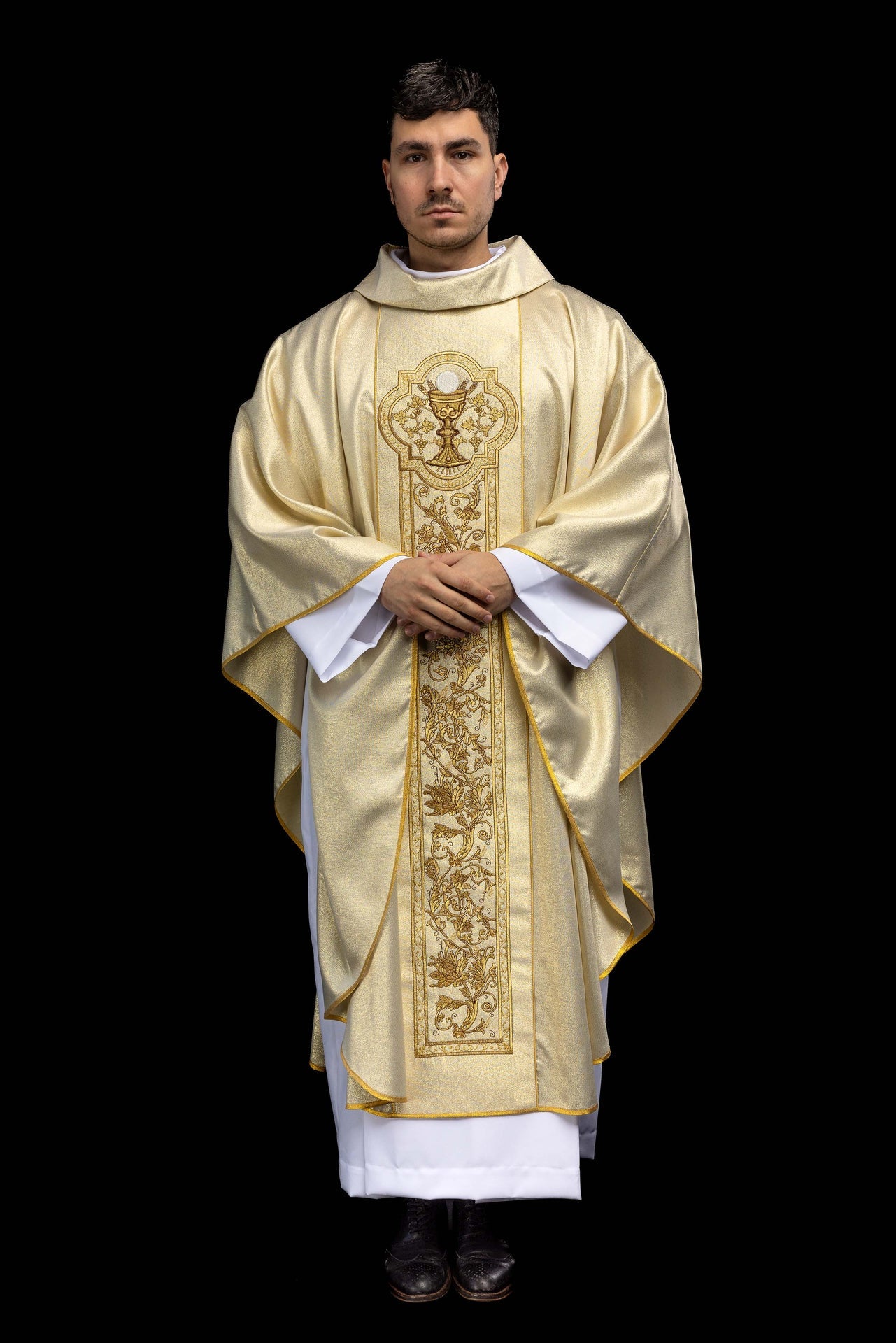 Ornat z haftem kielicha eucharystycznego w kolorze złotym - ORNATY.PL