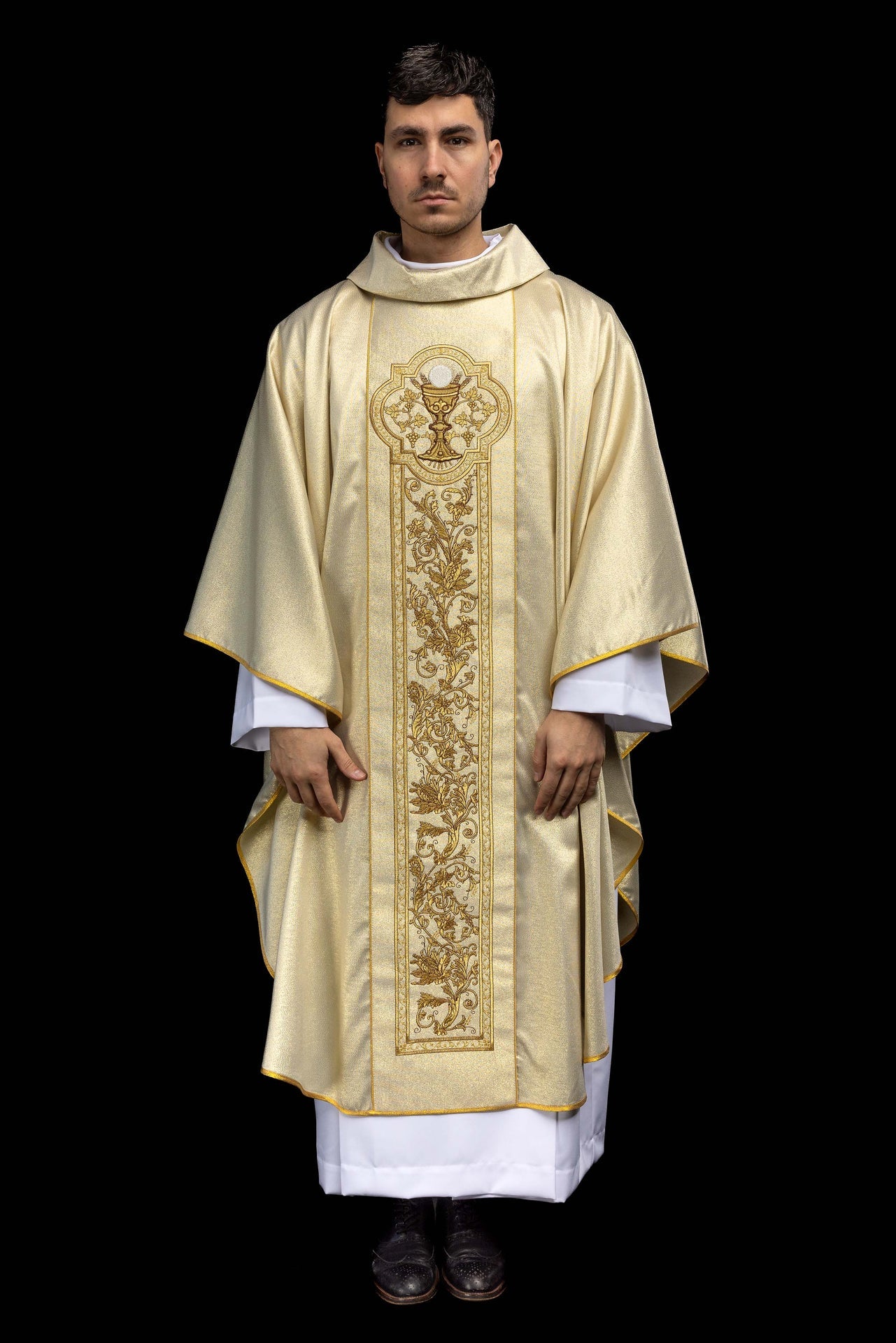 Ornat z haftem kielicha eucharystycznego w kolorze złotym - ORNATY.PL