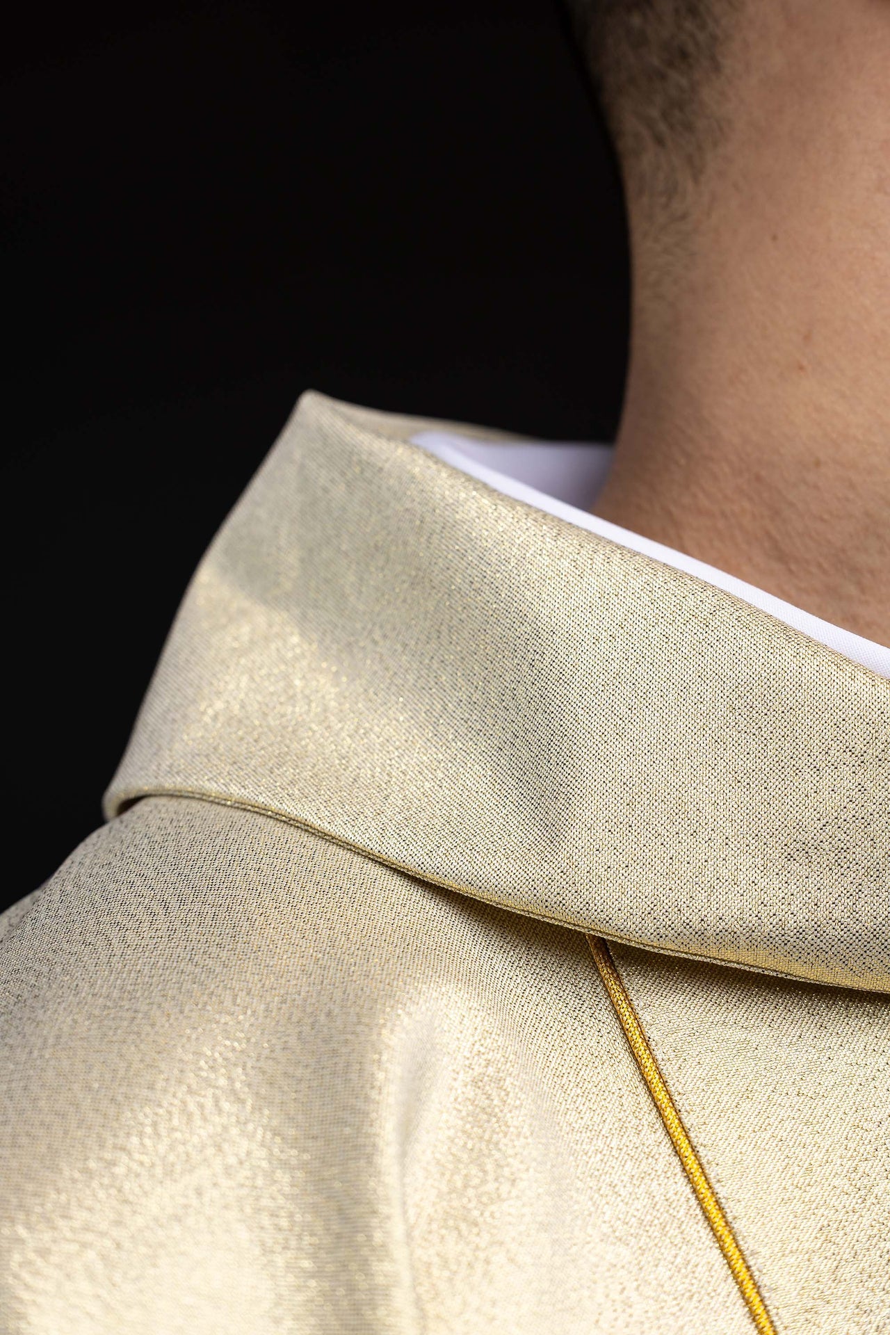 Ornat z haftem kielicha eucharystycznego w kolorze złotym - ORNATY.PL