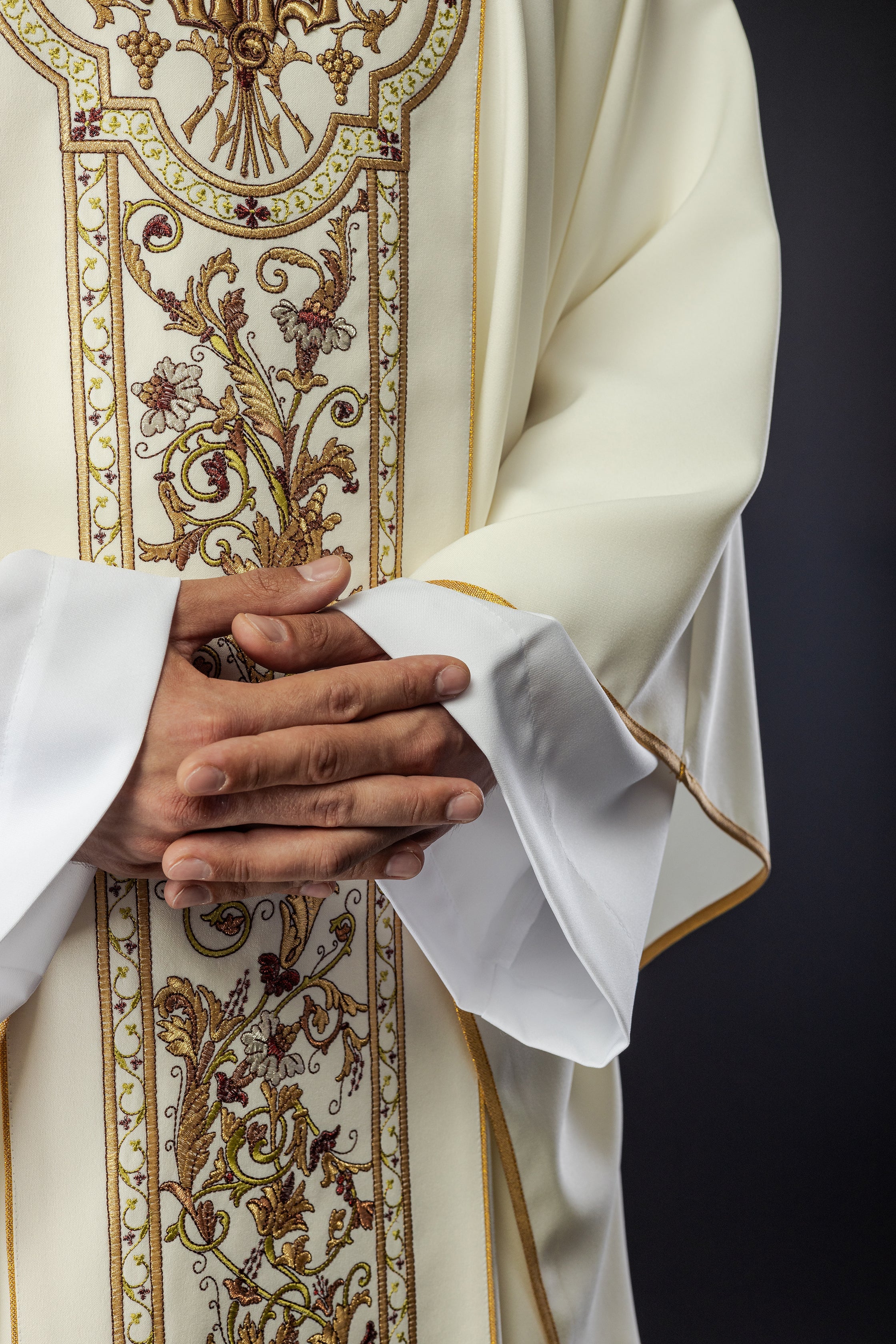 paramentos litúrgicos sacerdotais - casulas - estolas - capas - casulas.pt