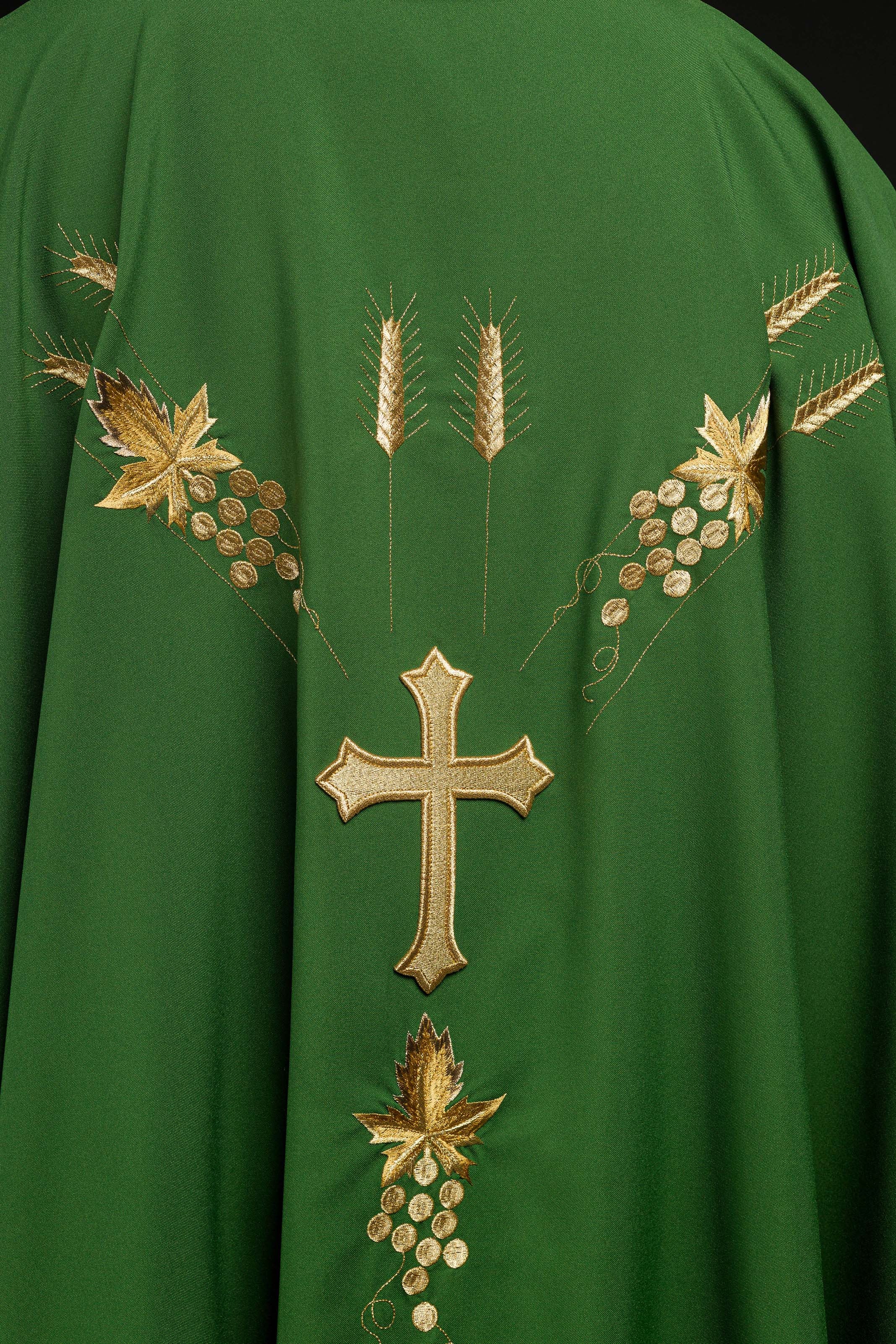 Casula verde com bordado IHS e uvas