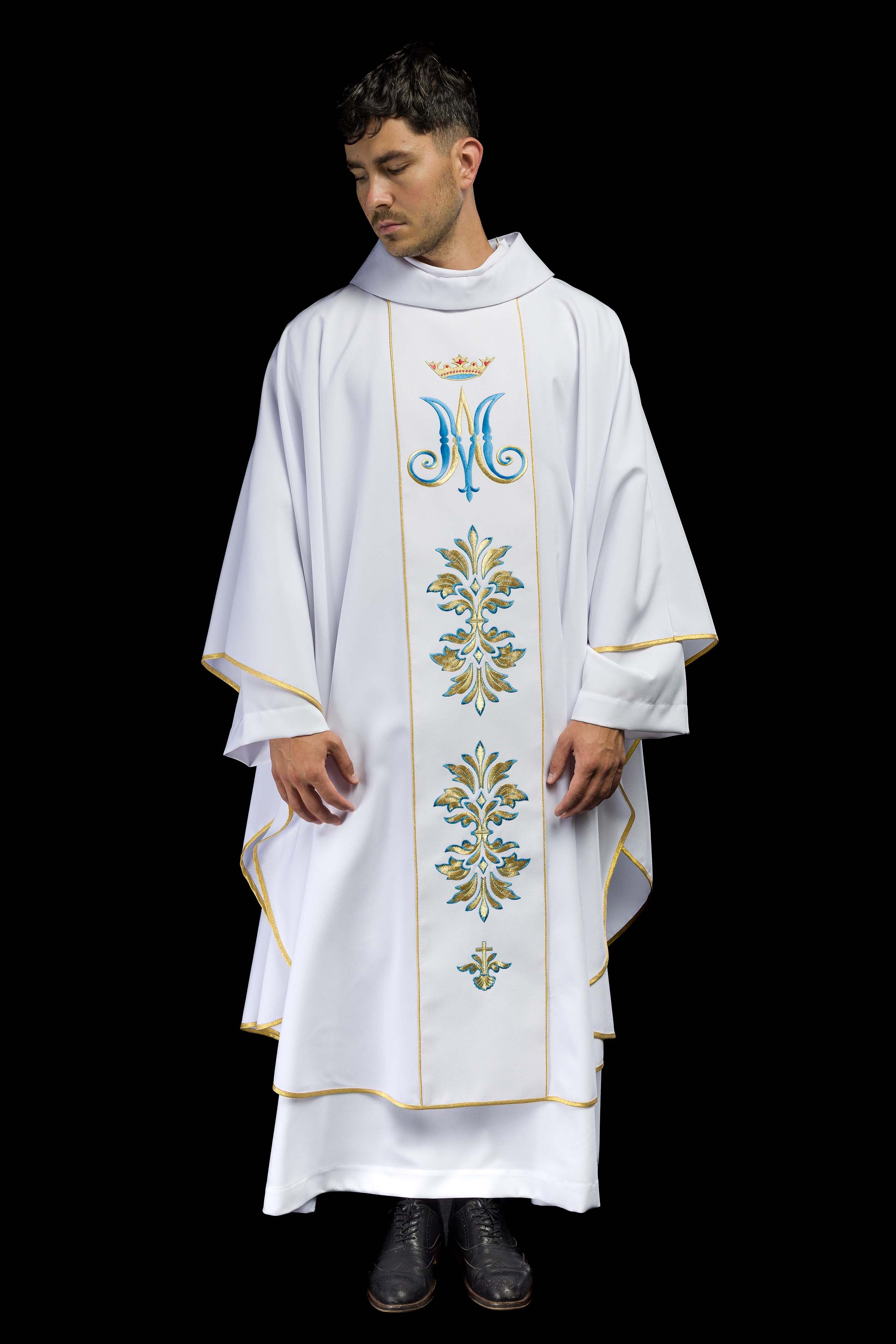 Casula Mariana Branca com ornamentos bordados e Coroa