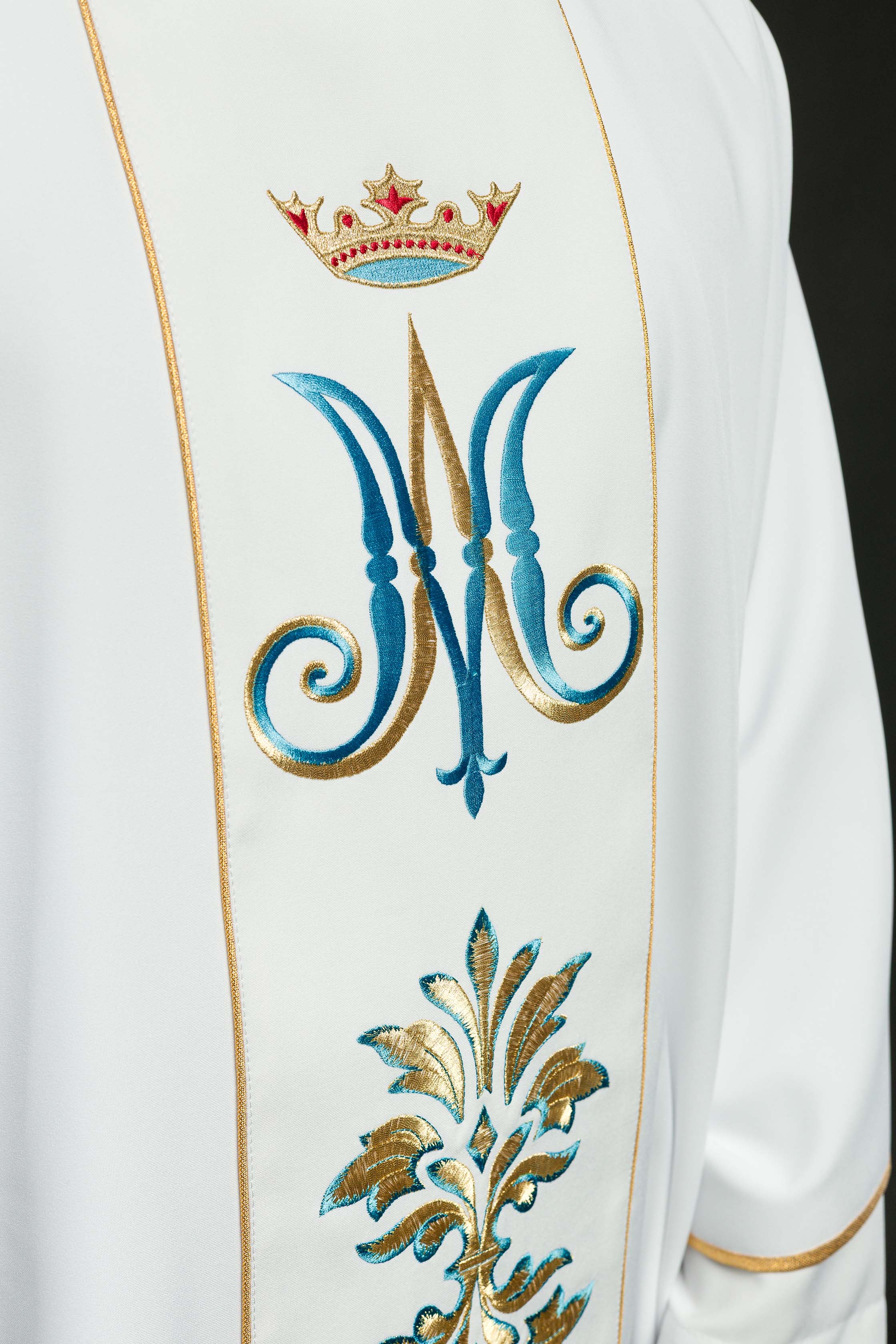 Casula Mariana Branca com ornamentos bordados e Coroa
