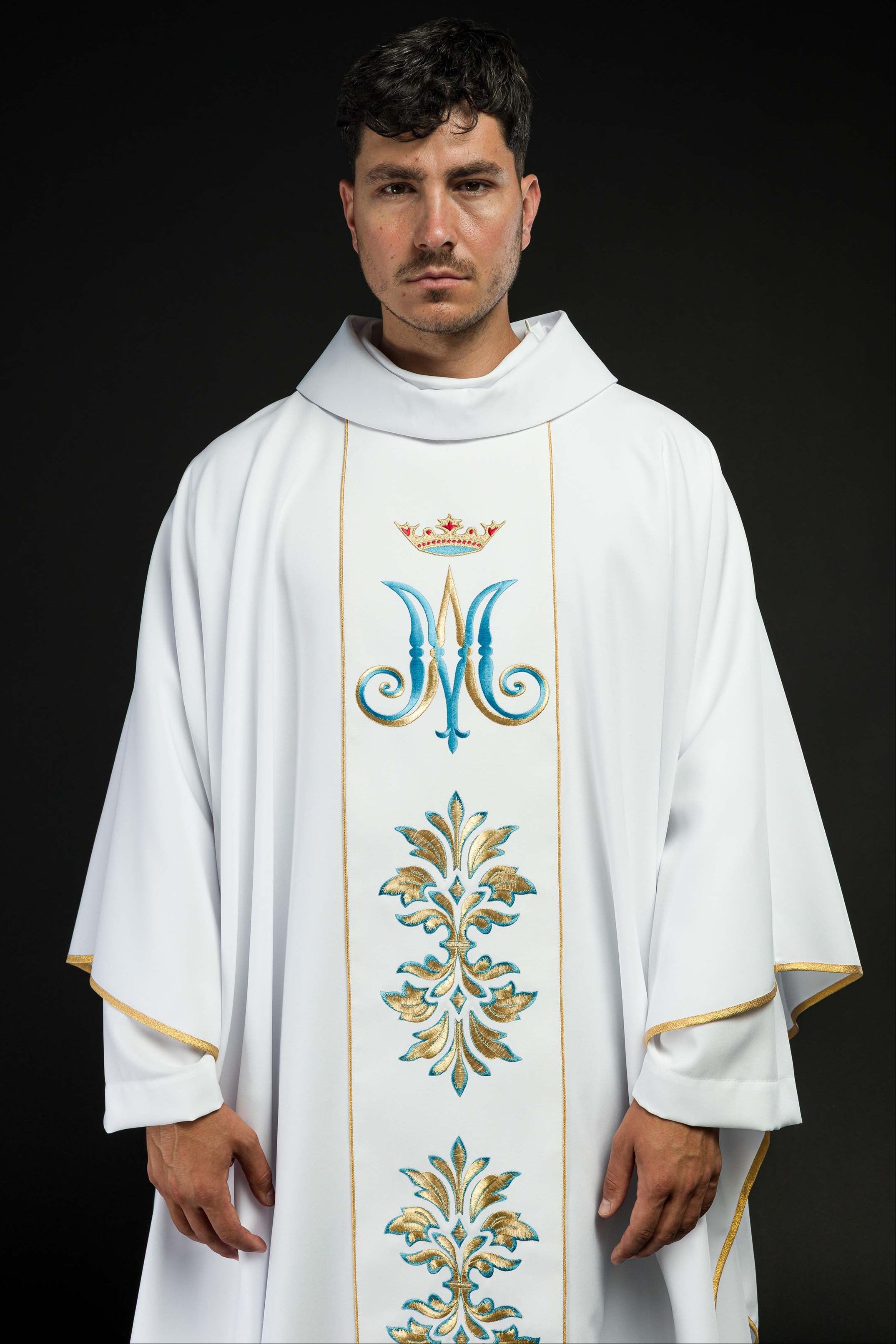 Casula Mariana Branca com ornamentos bordados e Coroa