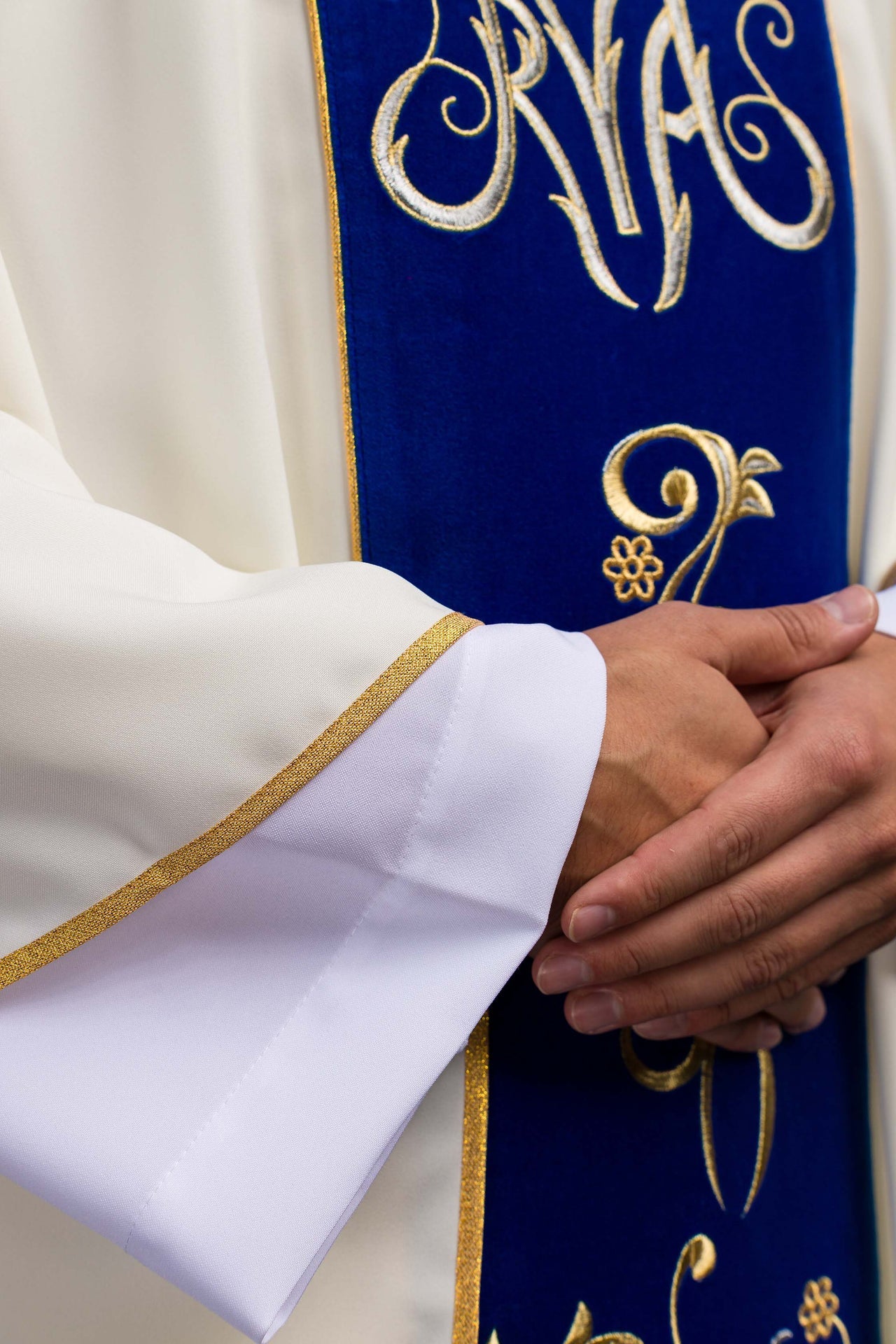 Casulla litúrgica mariana con franja bordada en azul