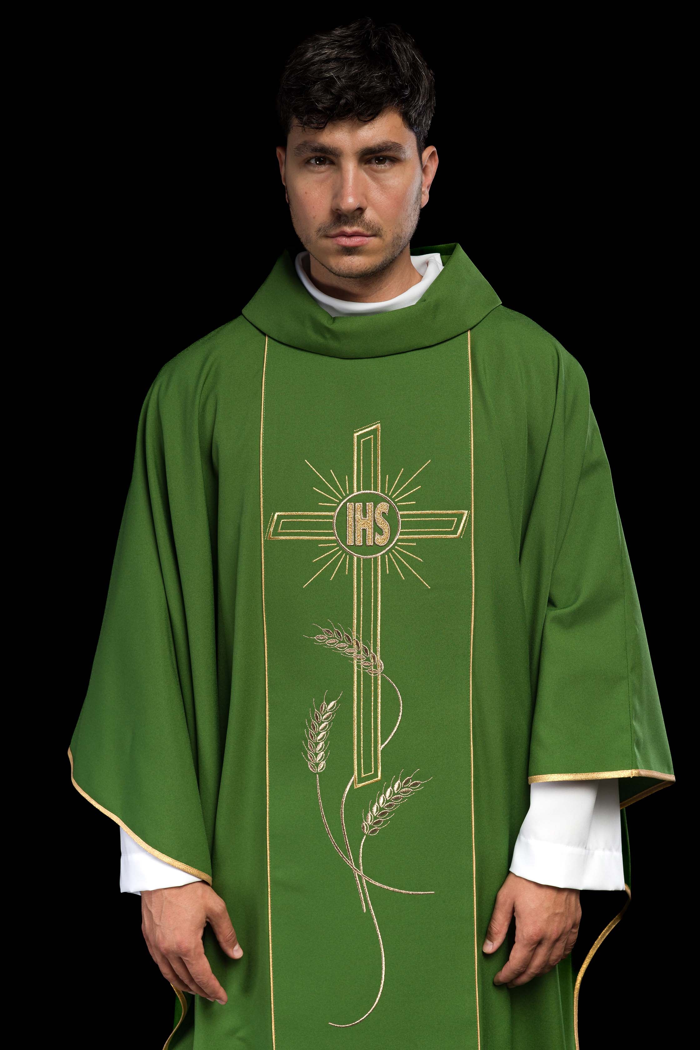 Casula verde com bordado IHS, cruz e espigas de trigo