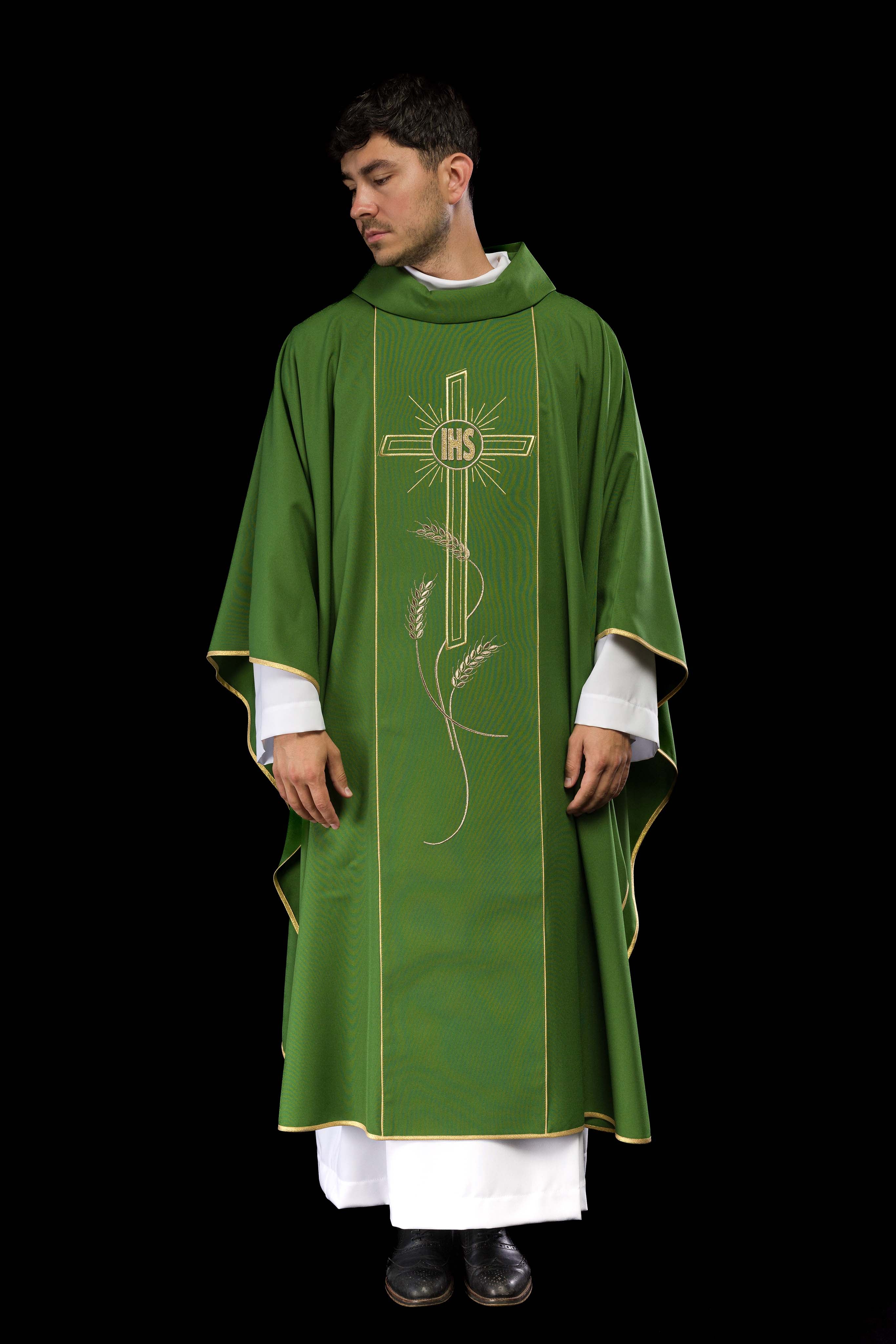Casula verde com bordado IHS, cruz e espigas de trigo
