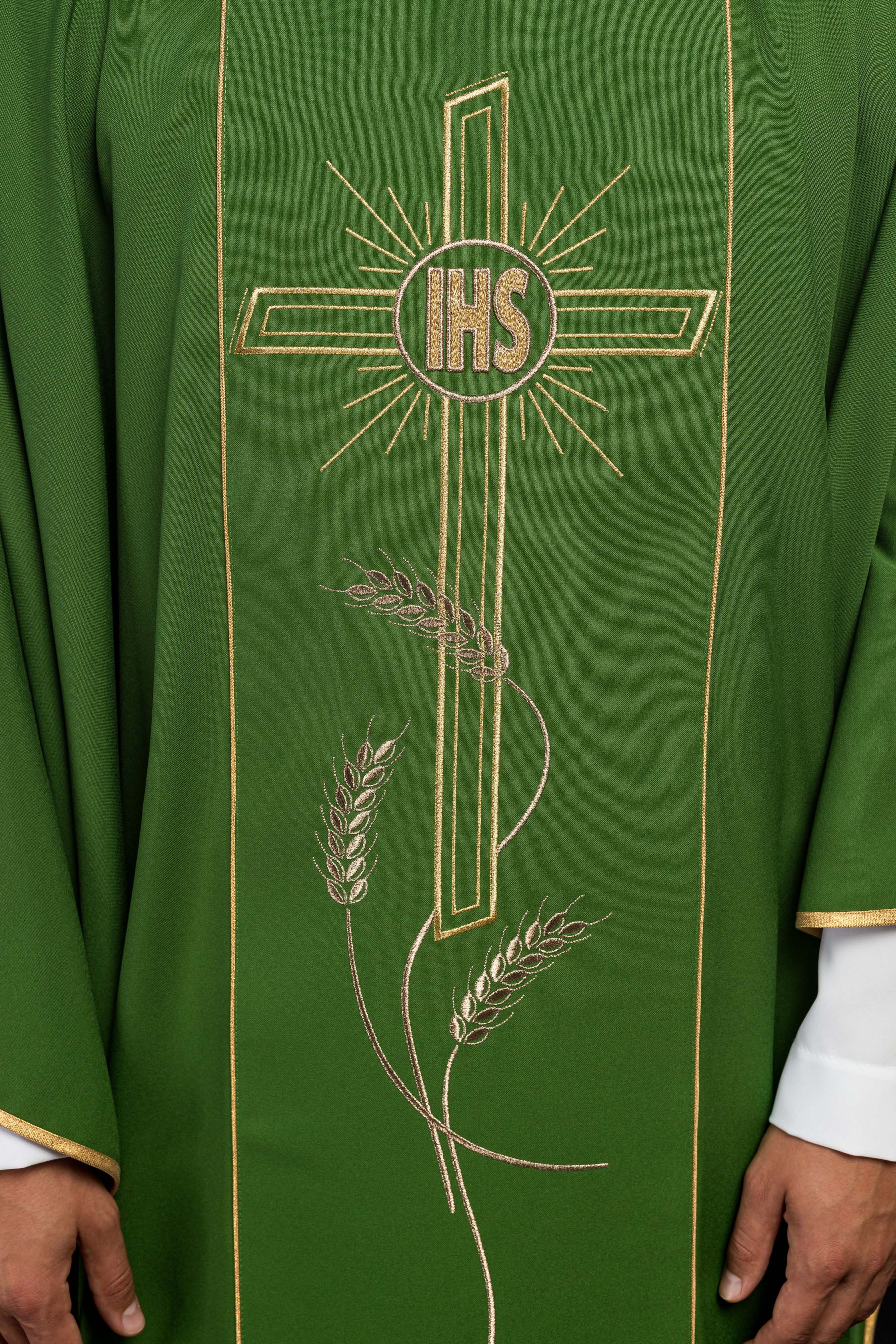 Casula verde com bordado IHS, cruz e espigas de trigo