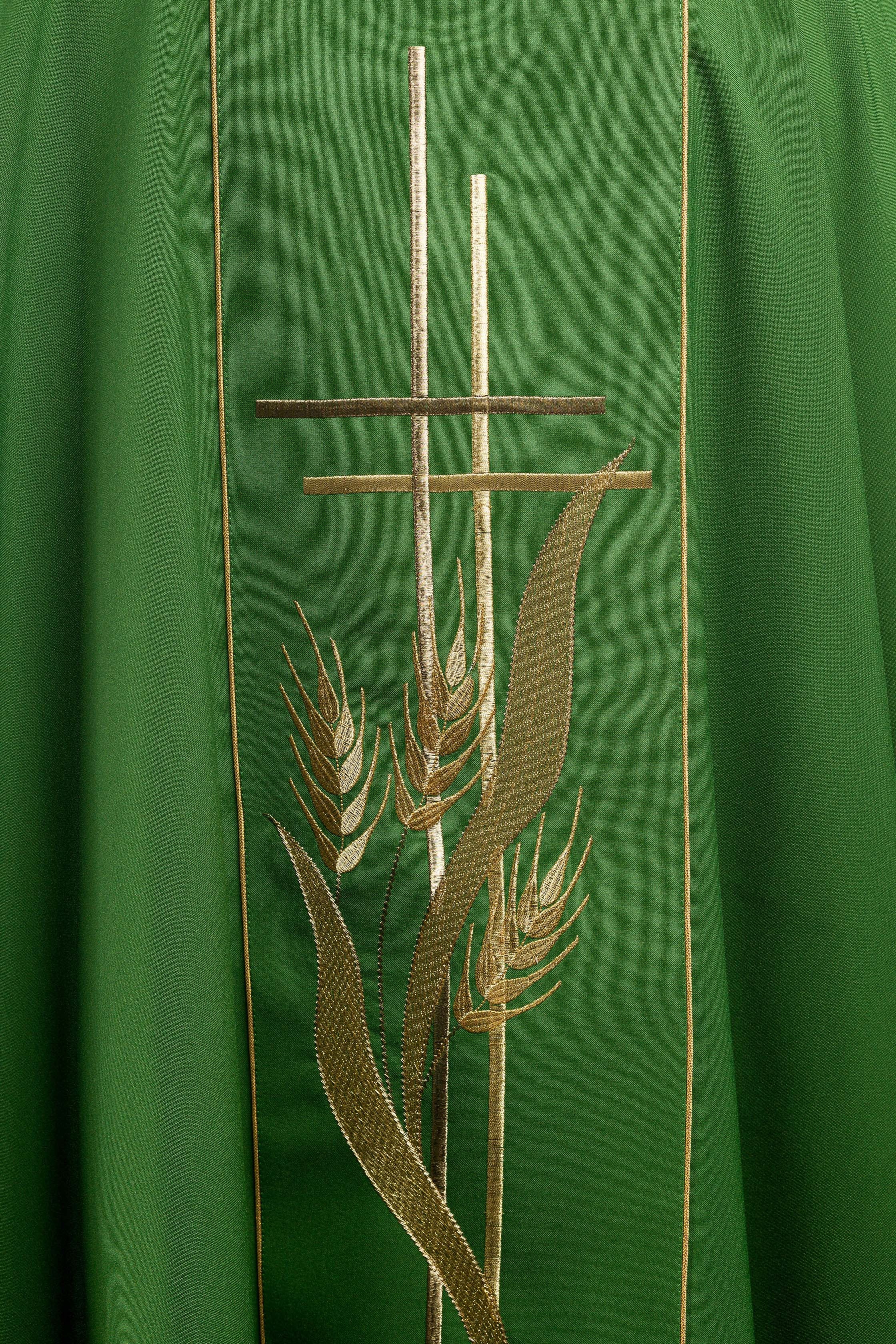 Casula verde com cruz bordada e espigas de trigo