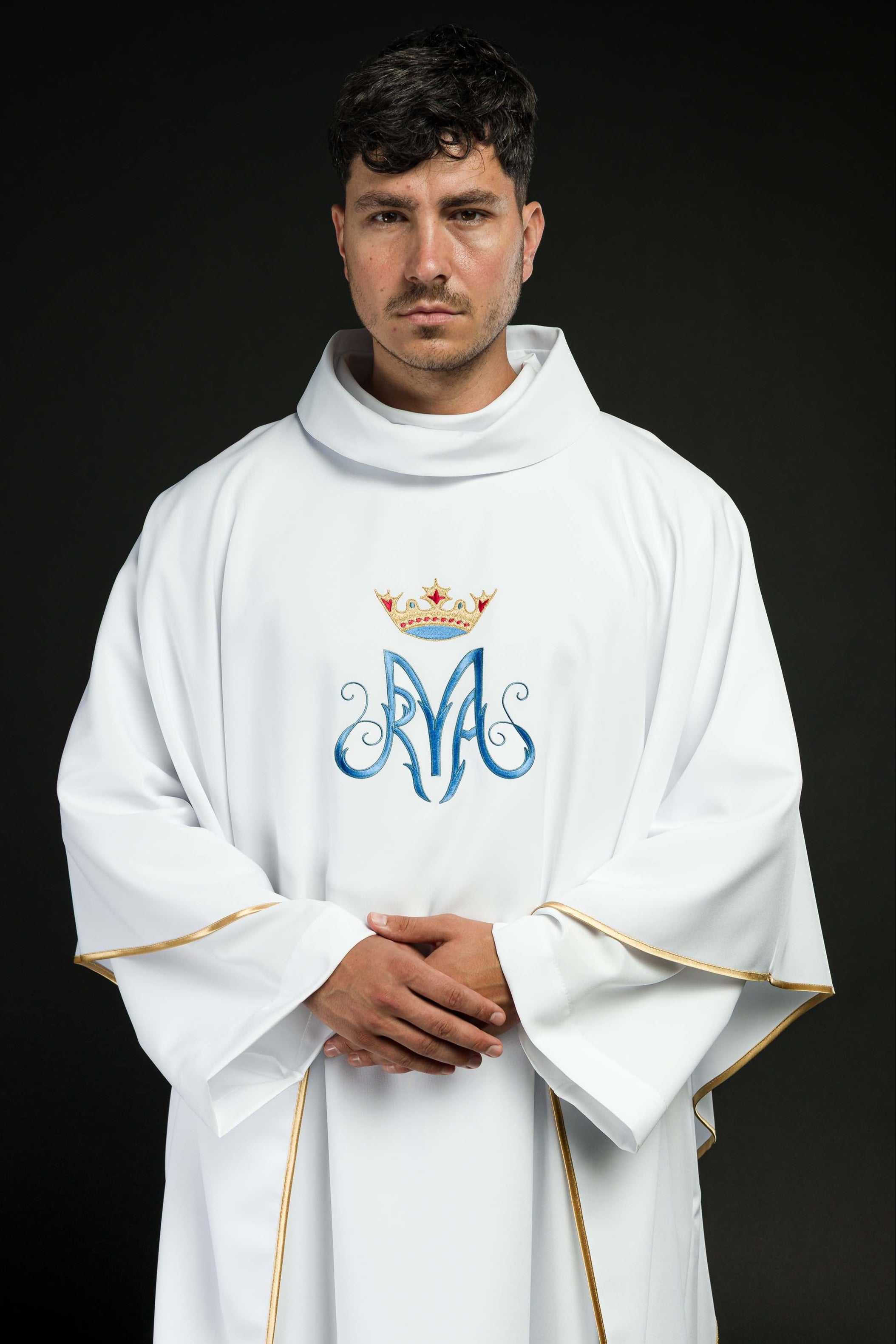 Casula mariana branca com bordado