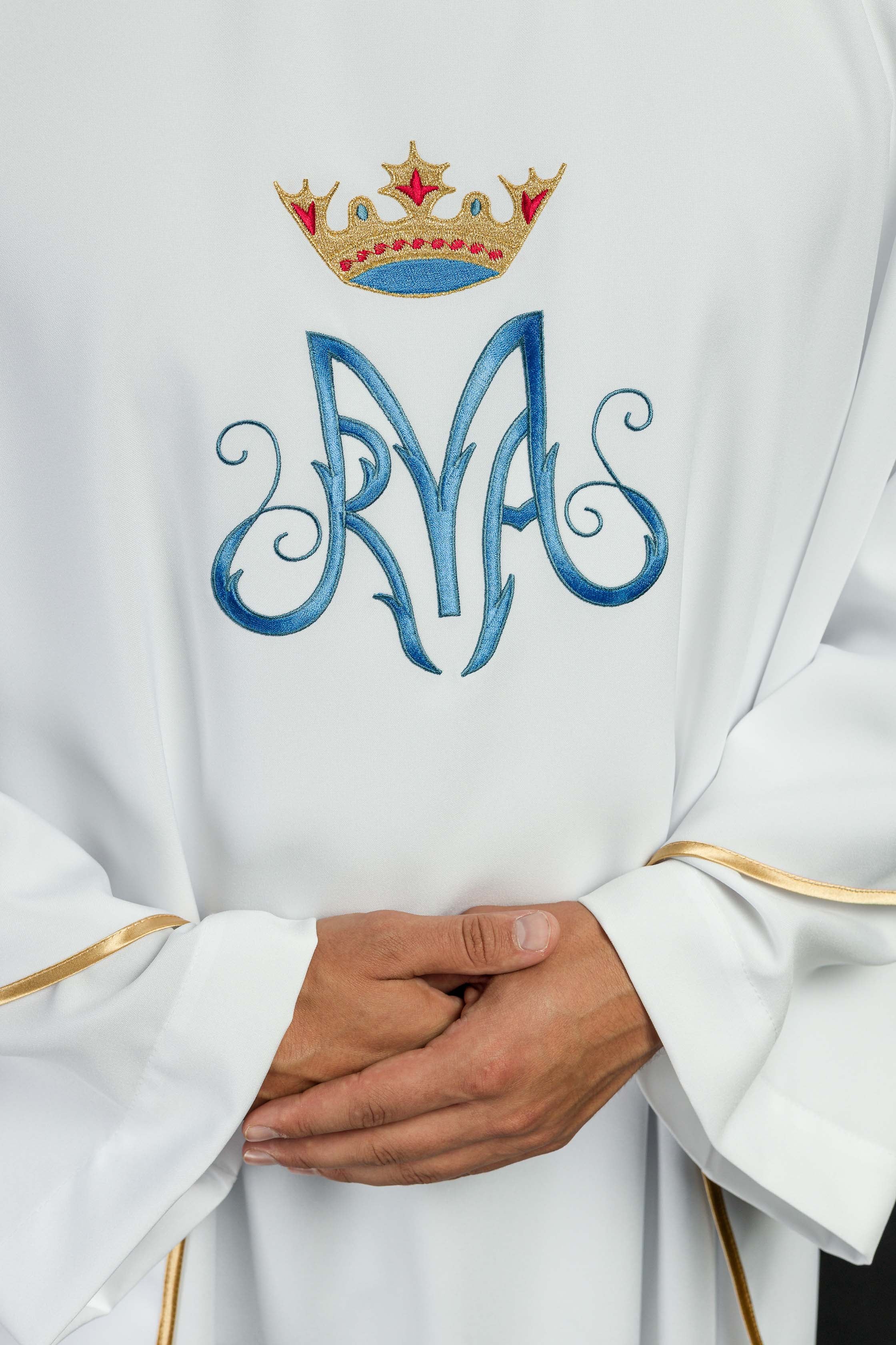 Casula mariana branca com bordado