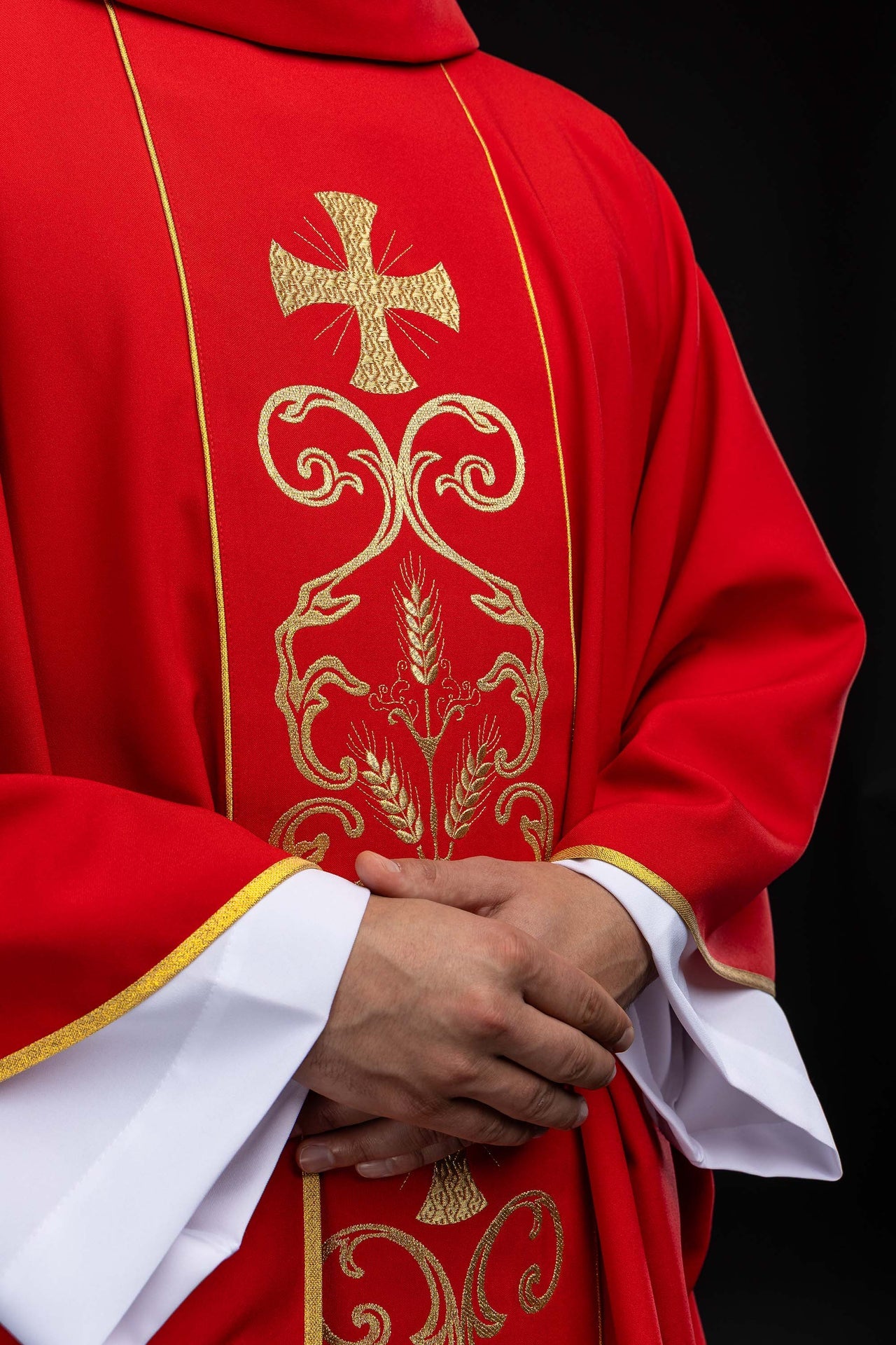 Casulla litúrgica roja adornada con una banda bordada