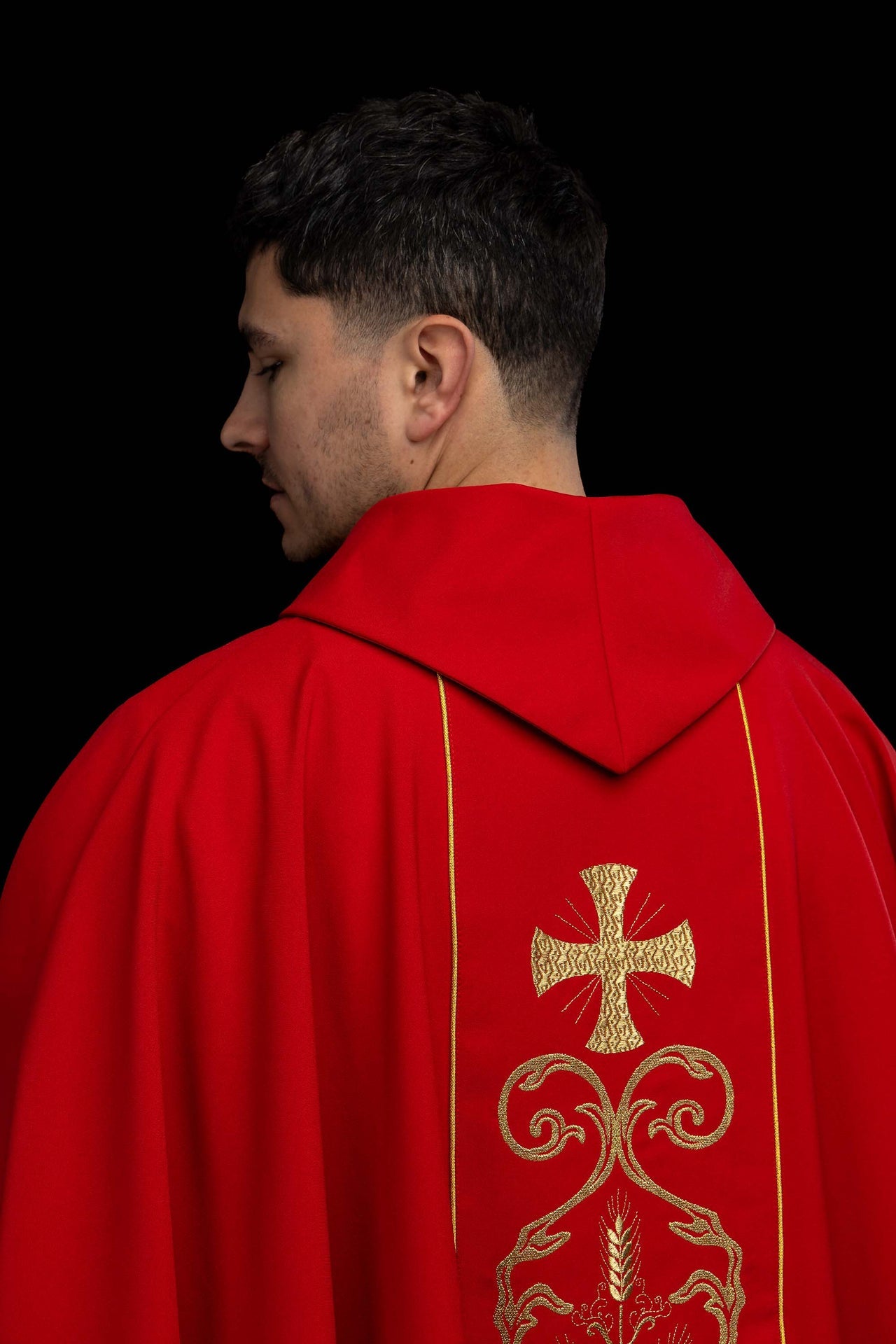 Casulla litúrgica roja adornada con una banda bordada