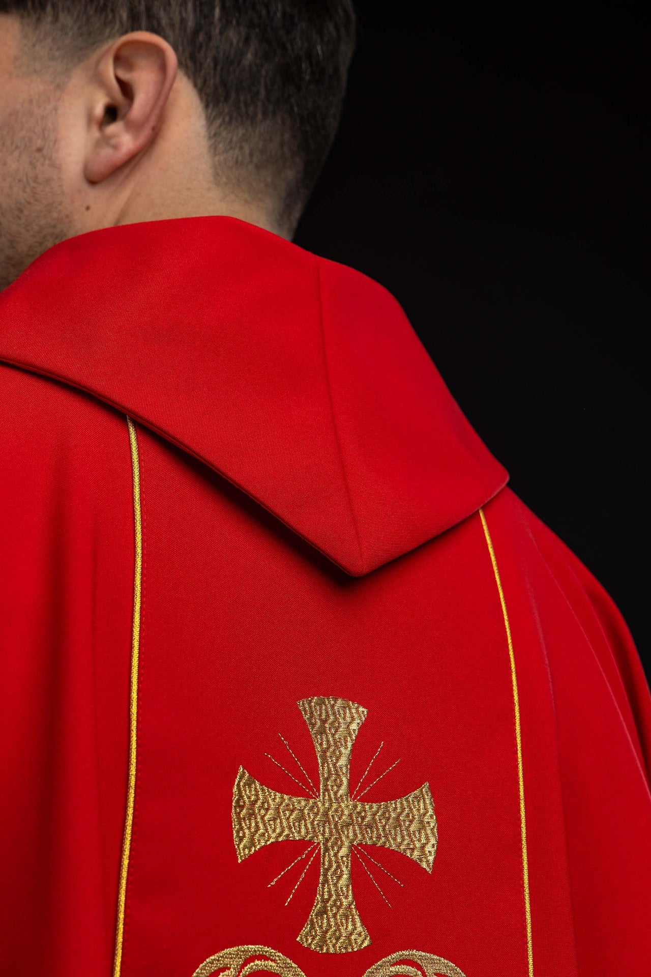 Casulla litúrgica roja adornada con una banda bordada
