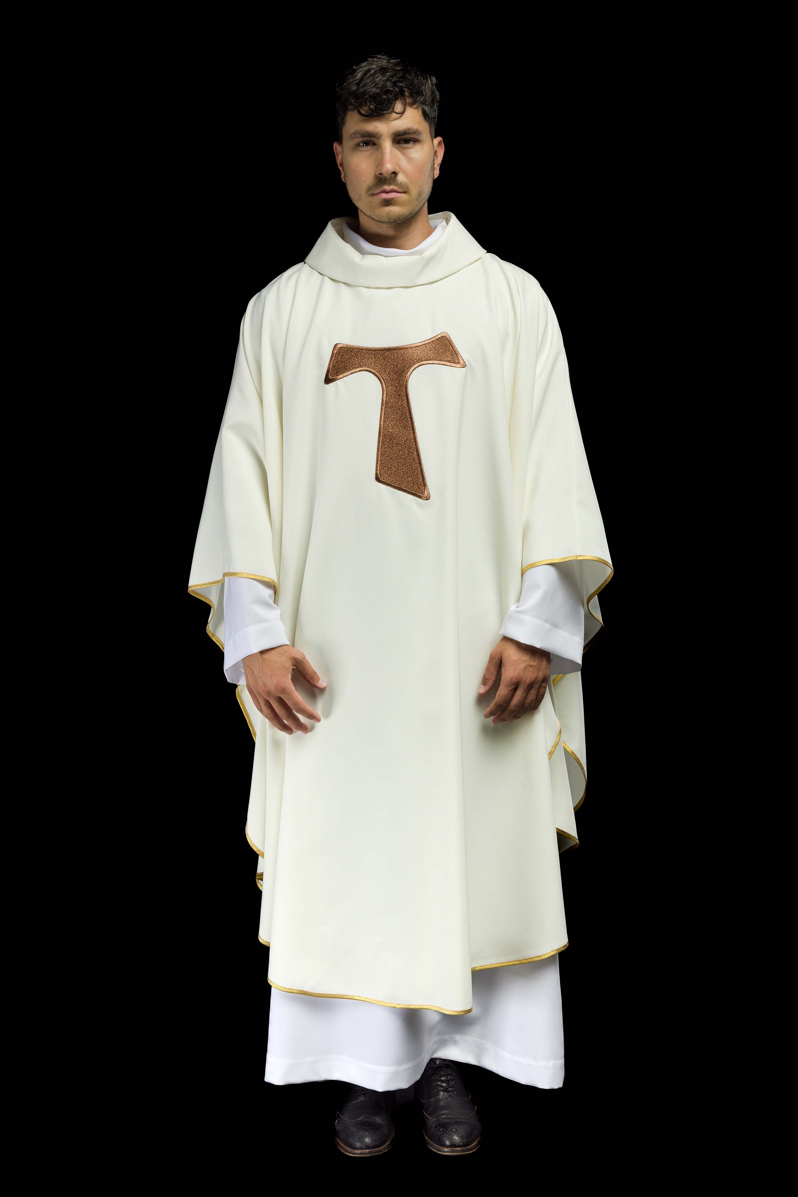 Casula em marfim com cruz franciscana bordada TAU, gola redonda