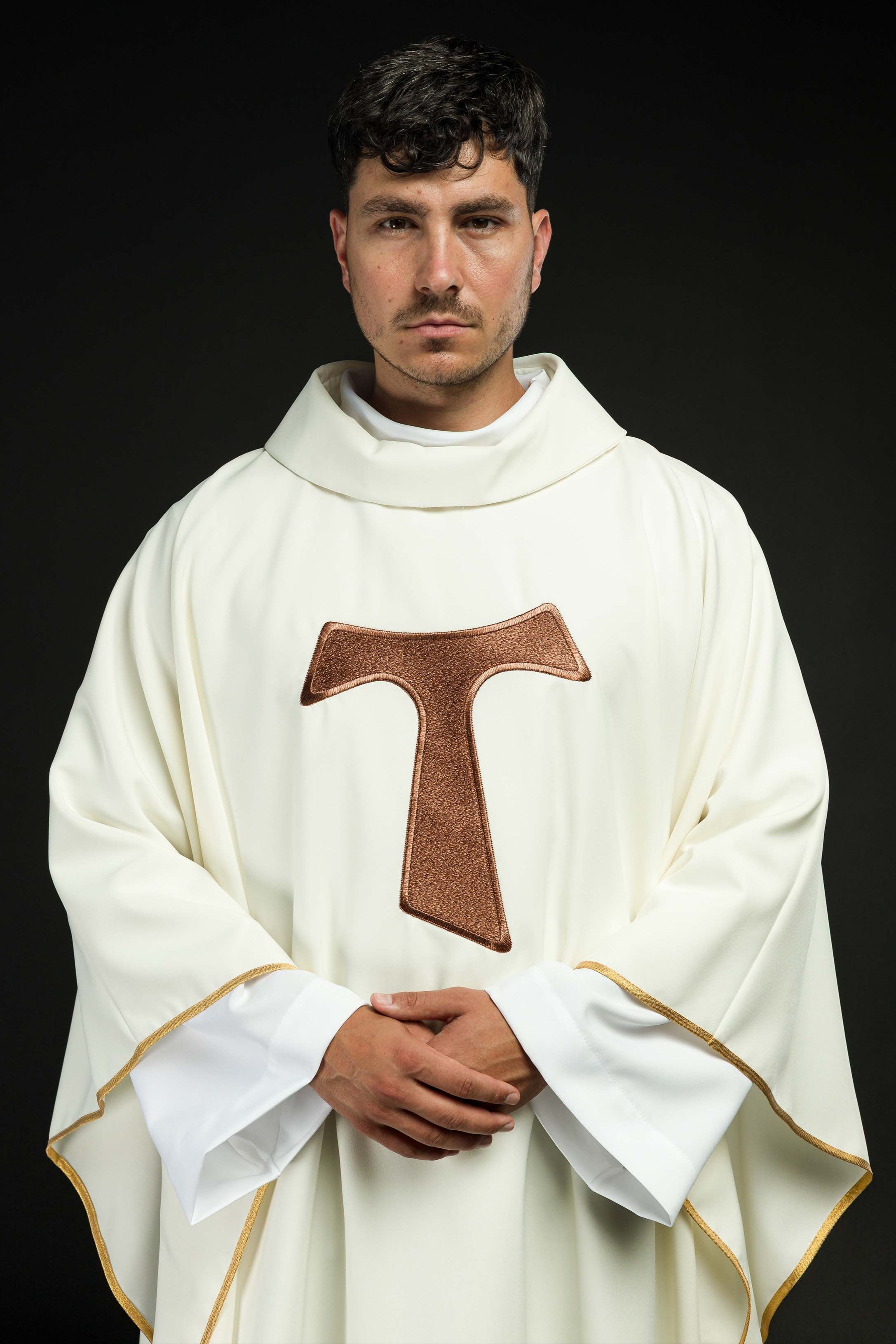 Casula em marfim com cruz franciscana bordada TAU, gola redonda
