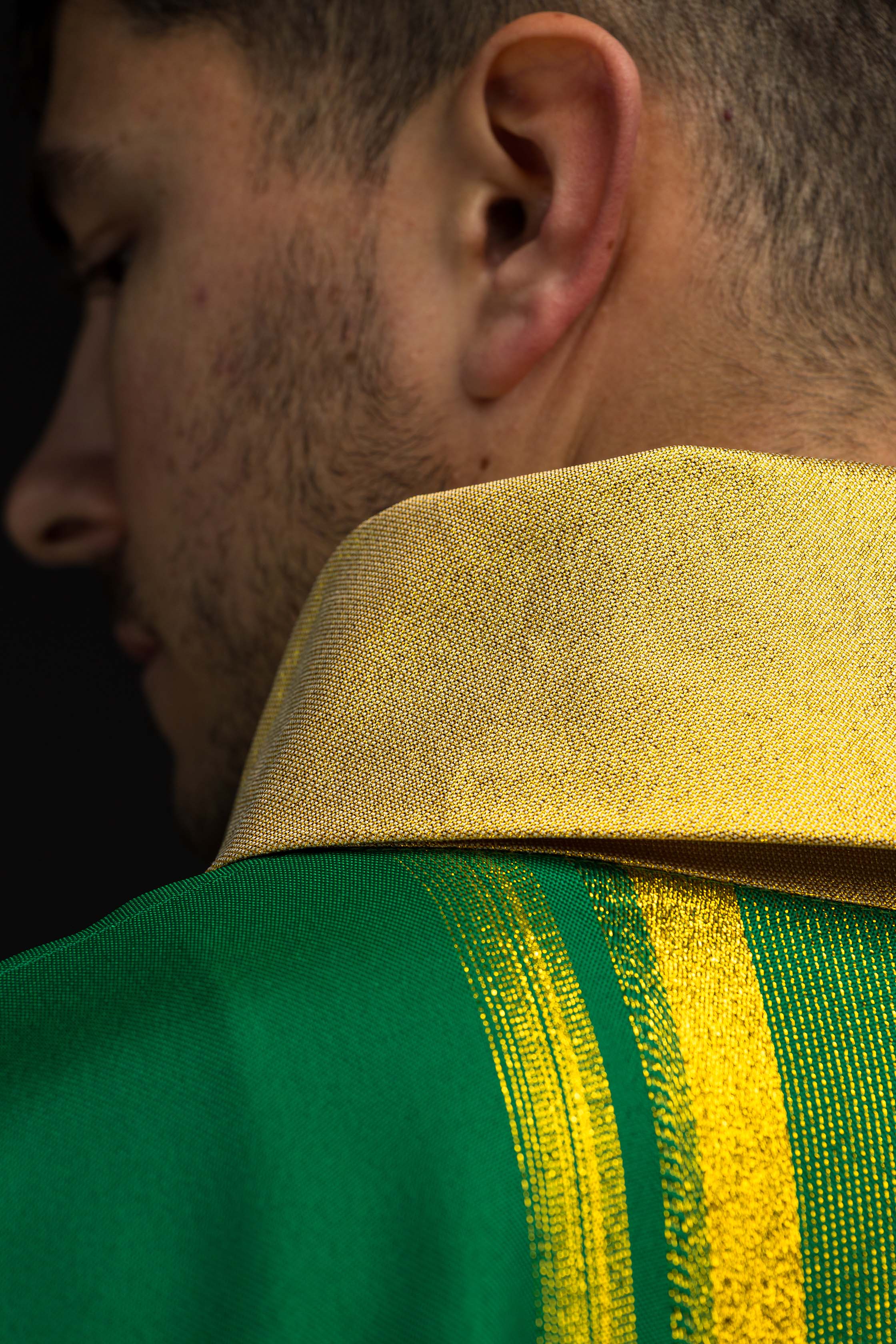 Casula verde com bordado IHS e riscas douradas