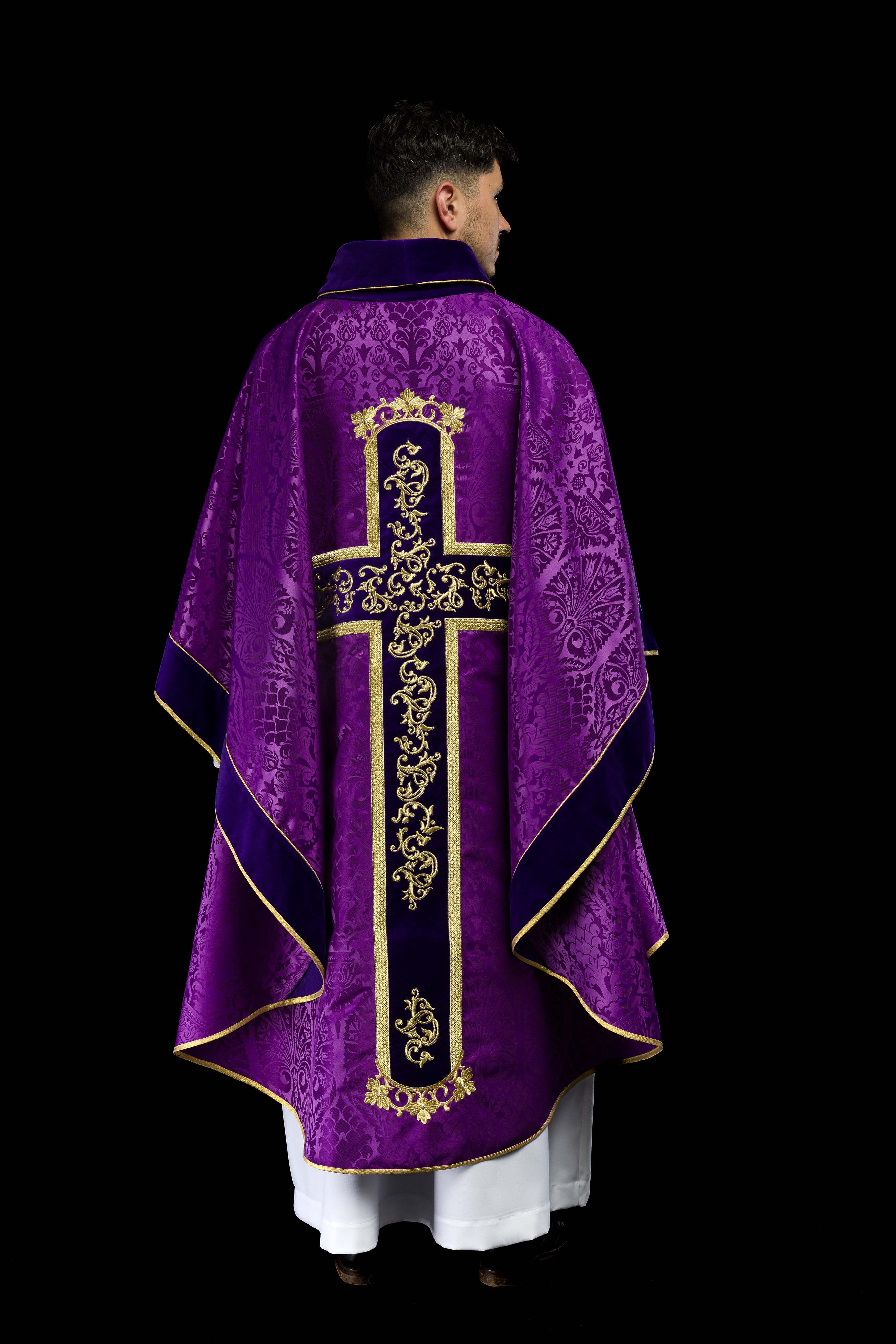 Casula roxa com bordado de Jesus Cristo, o tecido decorativo