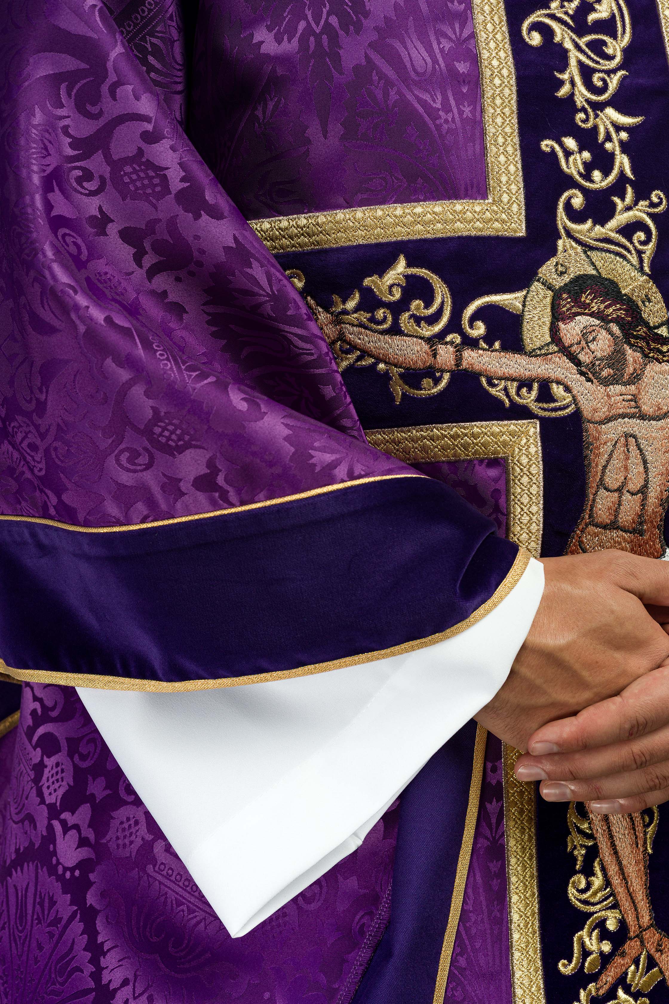 Casula roxa com bordado de Jesus Cristo, o tecido decorativo