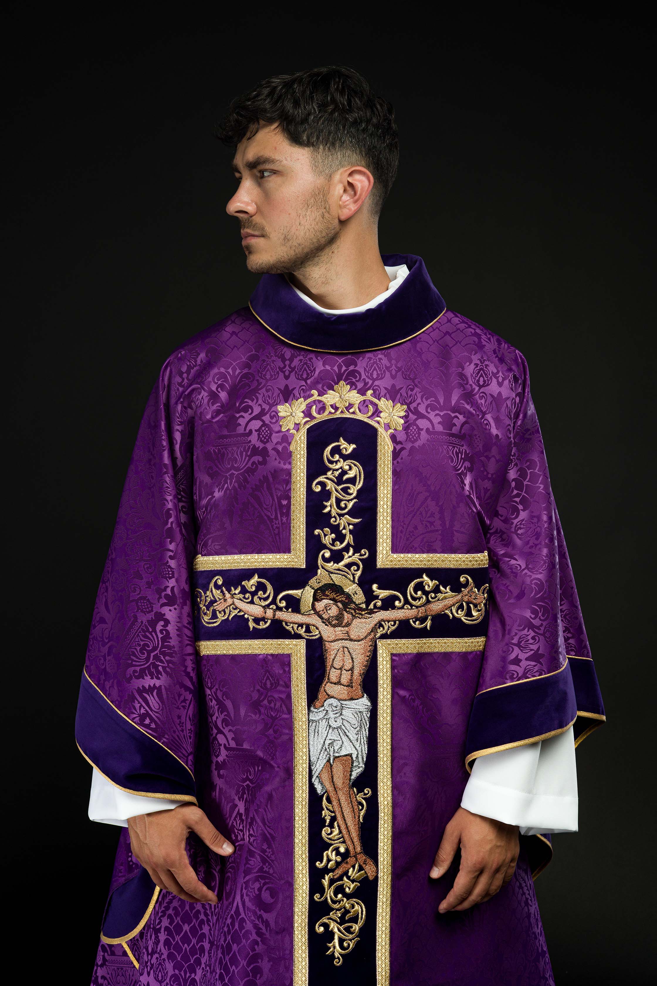 Casula roxa com bordado de Jesus Cristo, o tecido decorativo