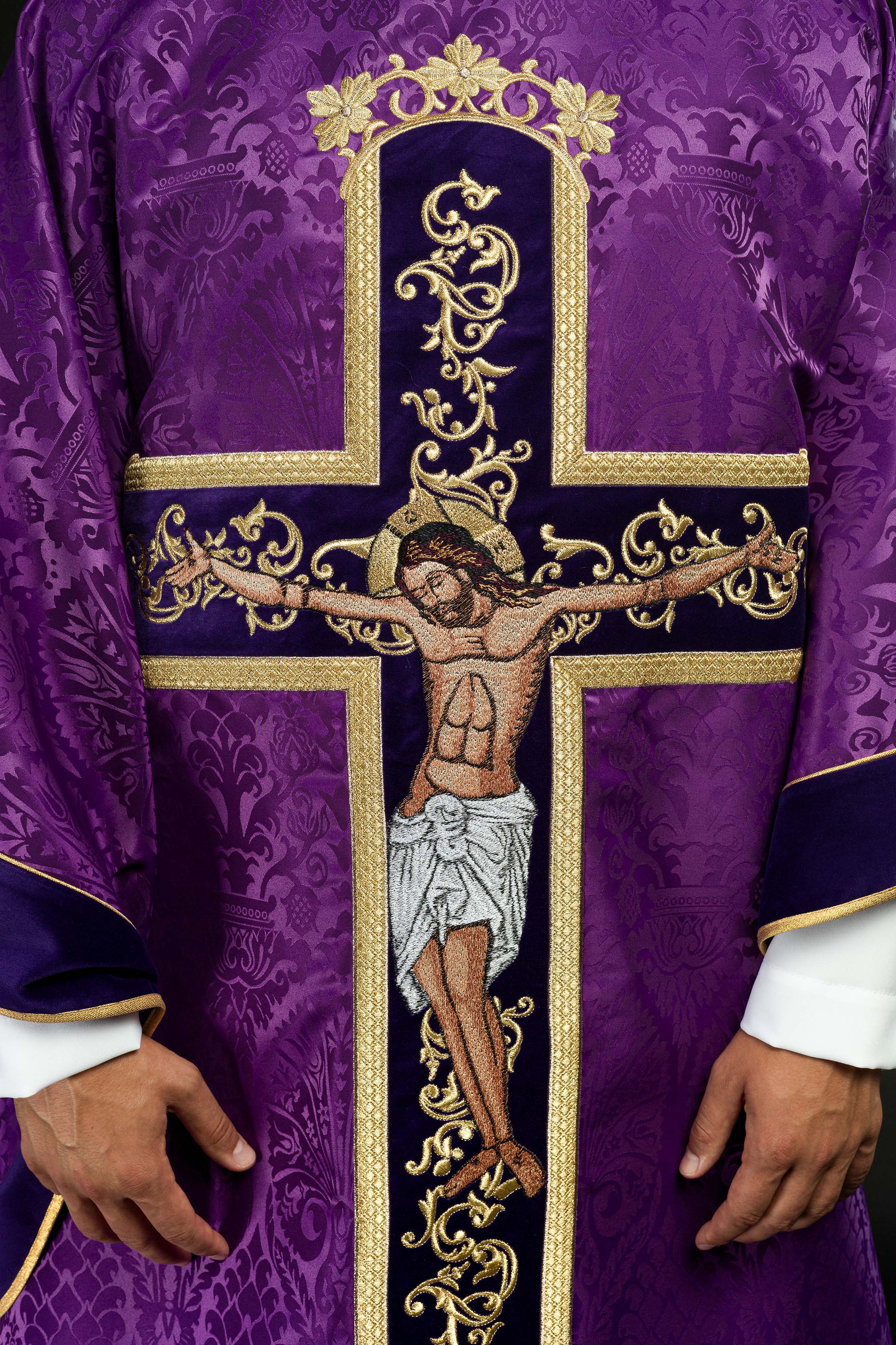 Casula roxa com bordado de Jesus Cristo, o tecido decorativo