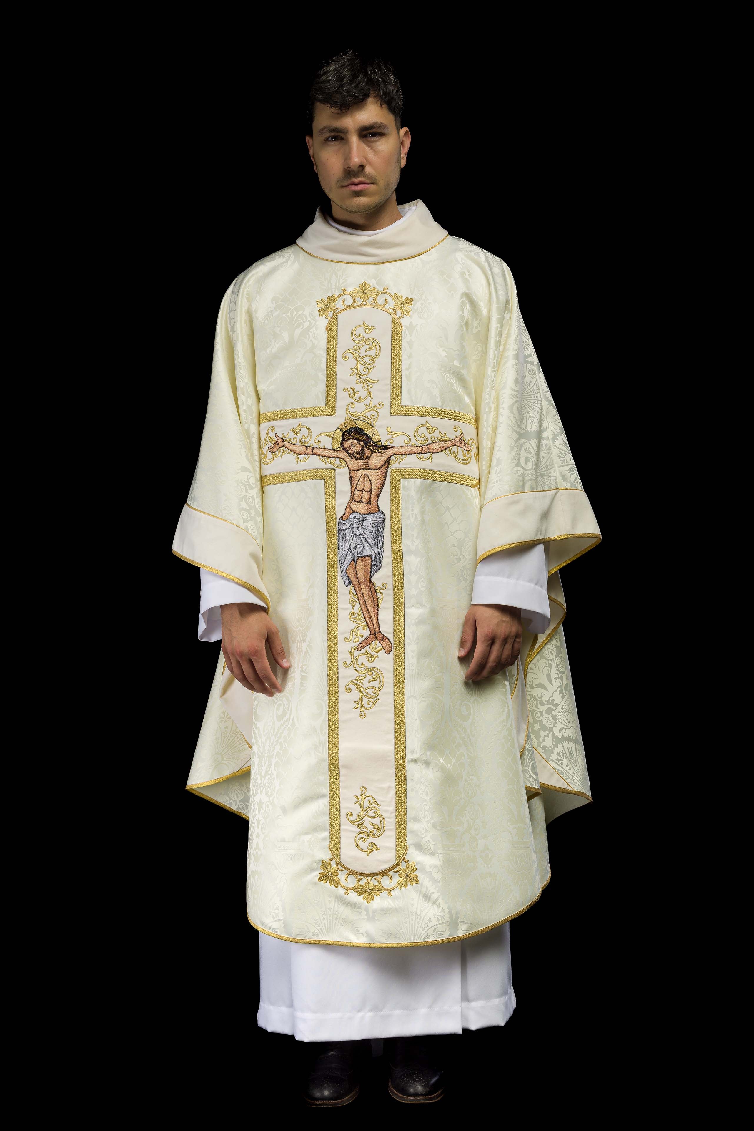Casula com a imagem de Jesus Cristo na cruz em cor bege