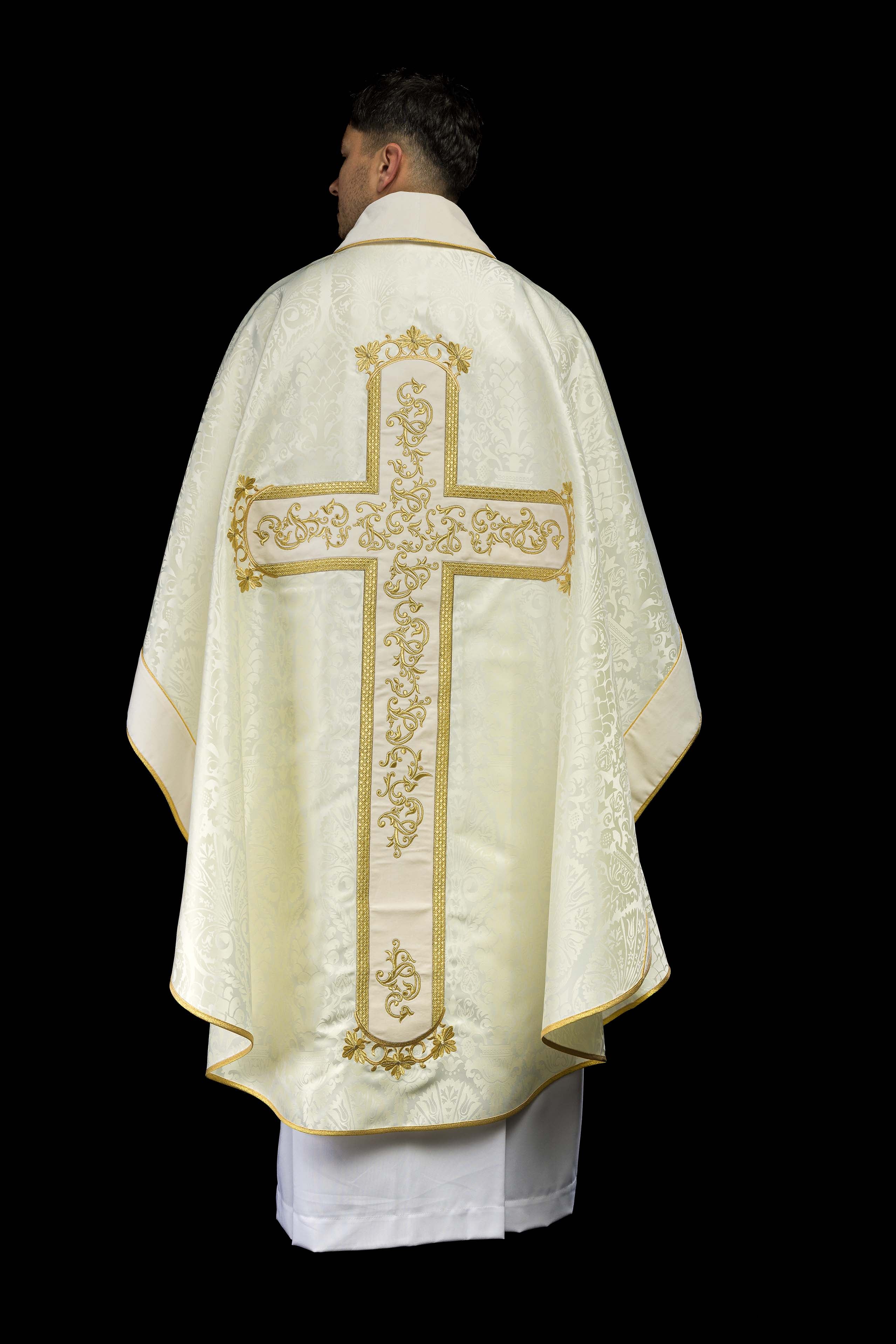 Casula em marfim com bordado de Jesus Cristo, o tecido decorativo