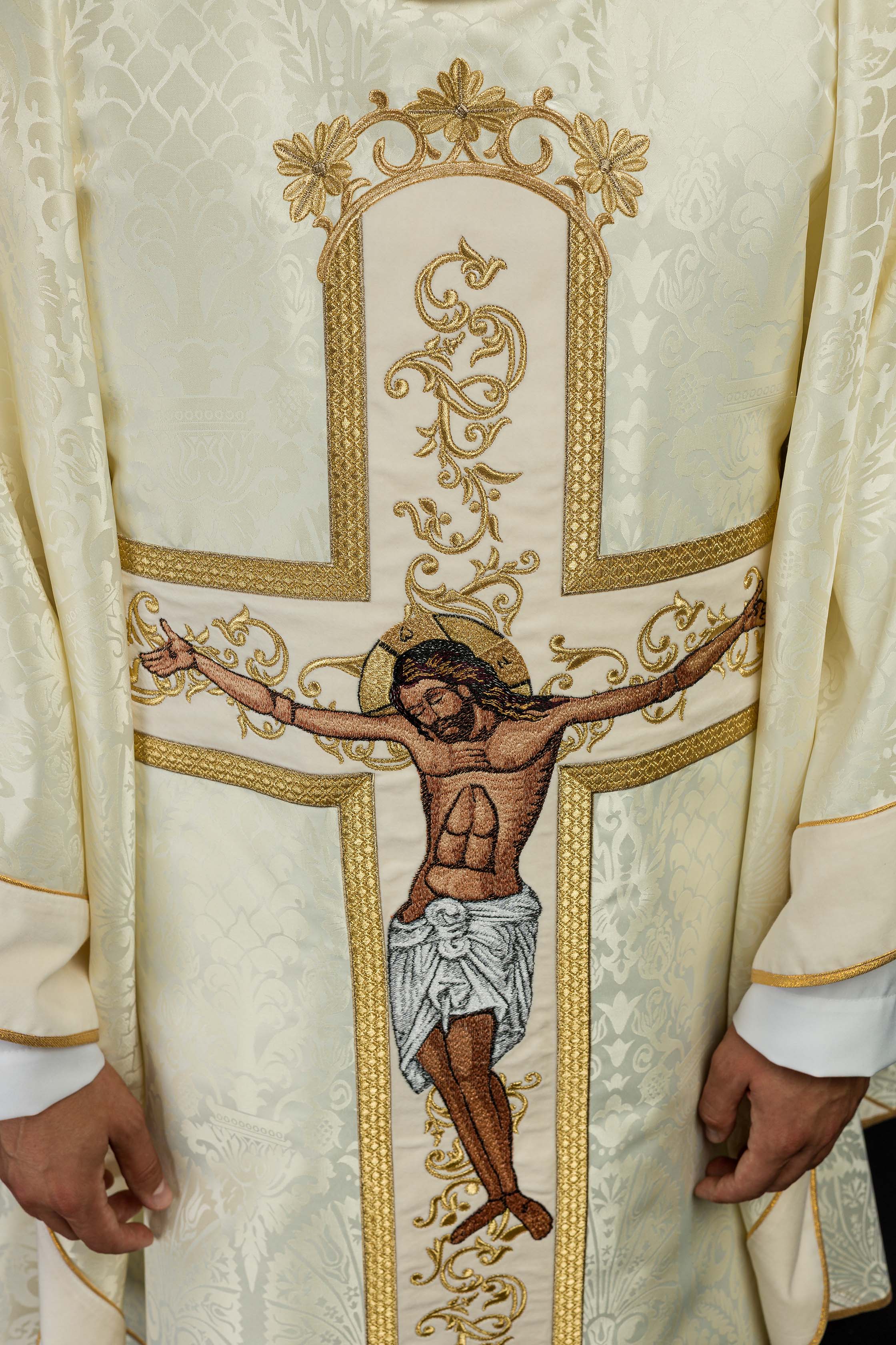 Casula em marfim com bordado de Jesus Cristo, o tecido decorativo