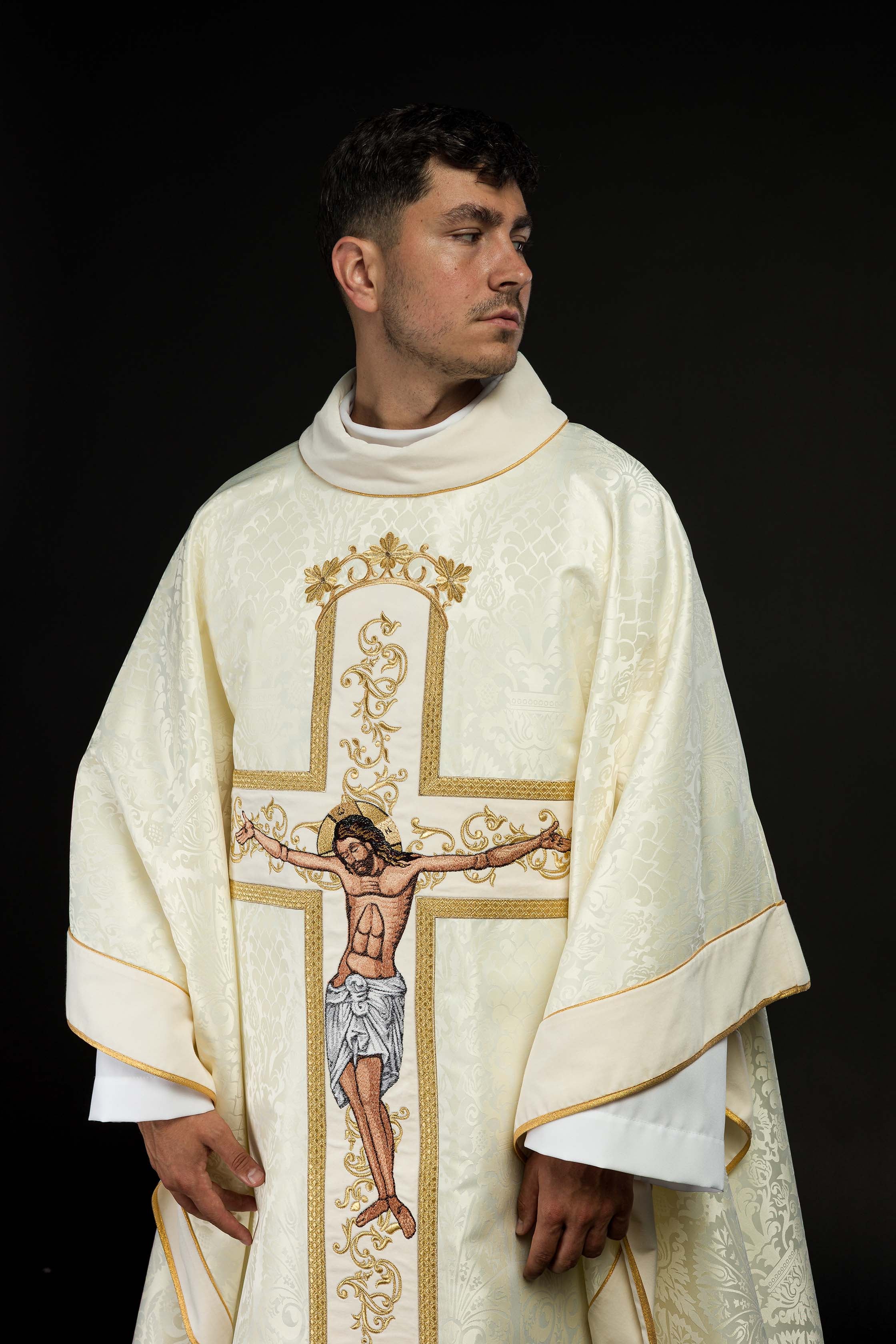Casula com a imagem de Jesus Cristo na cruz em cor bege