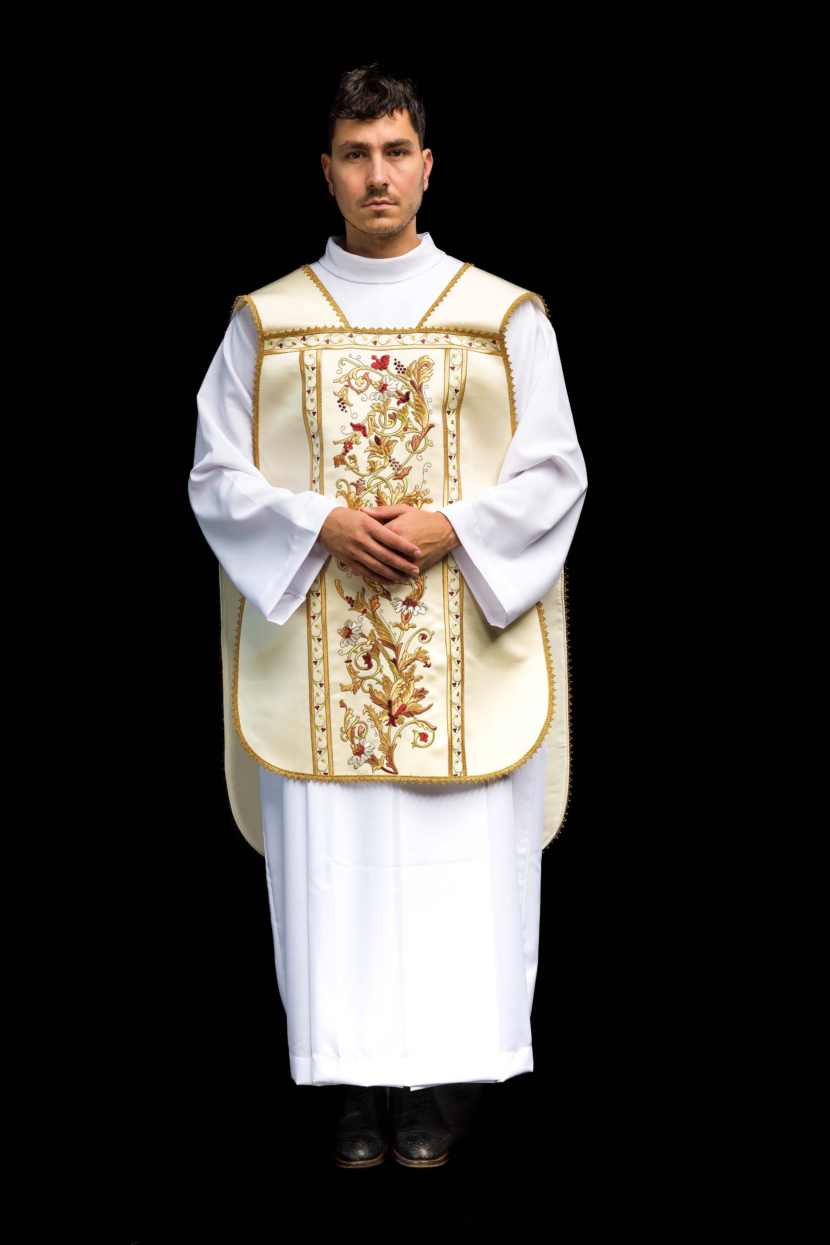 Casula romana em marfim bordada com o motivo do Coração de Jesus Cristo