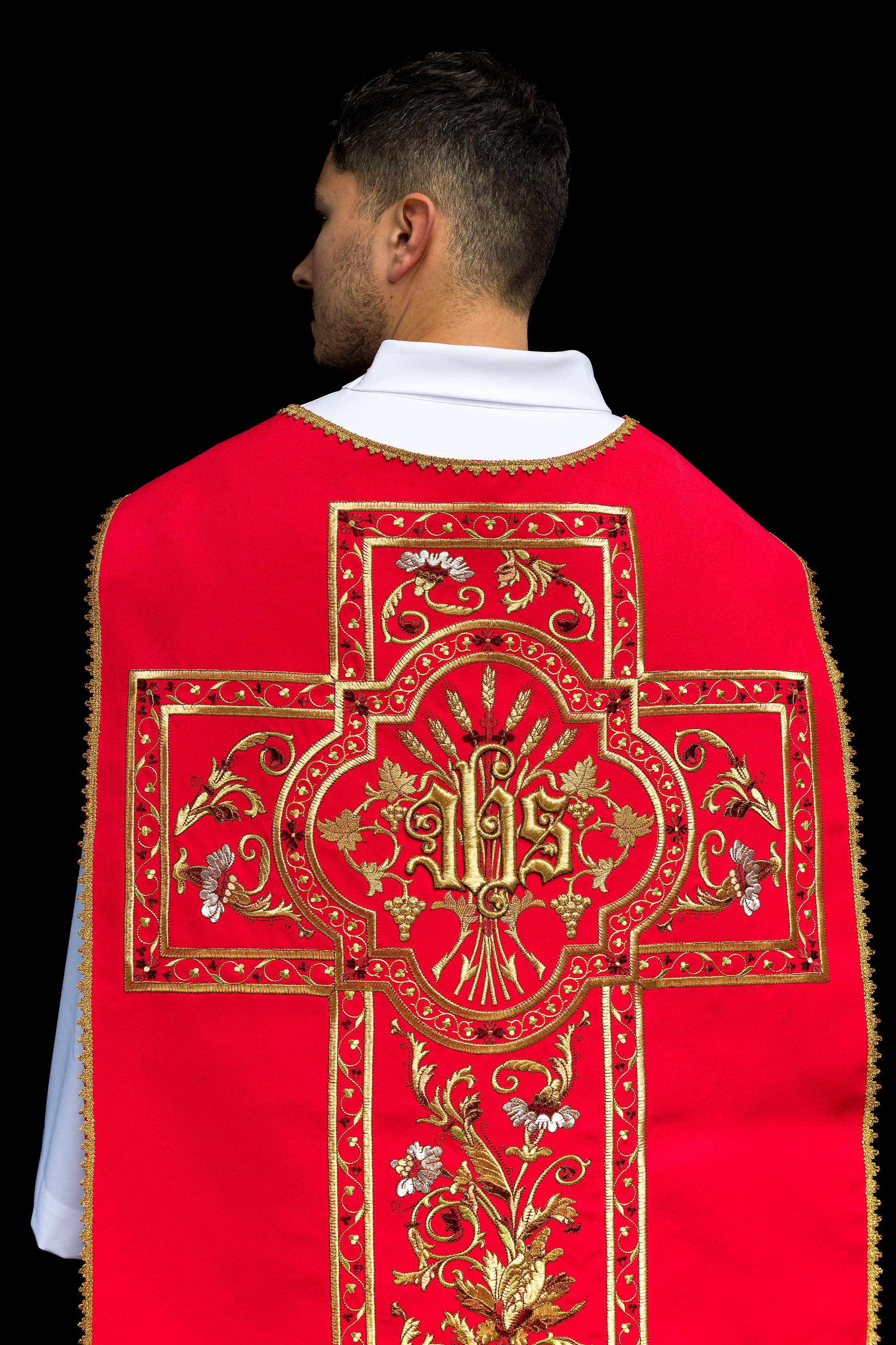 Casula romana vermelha bordada com motivo IHS