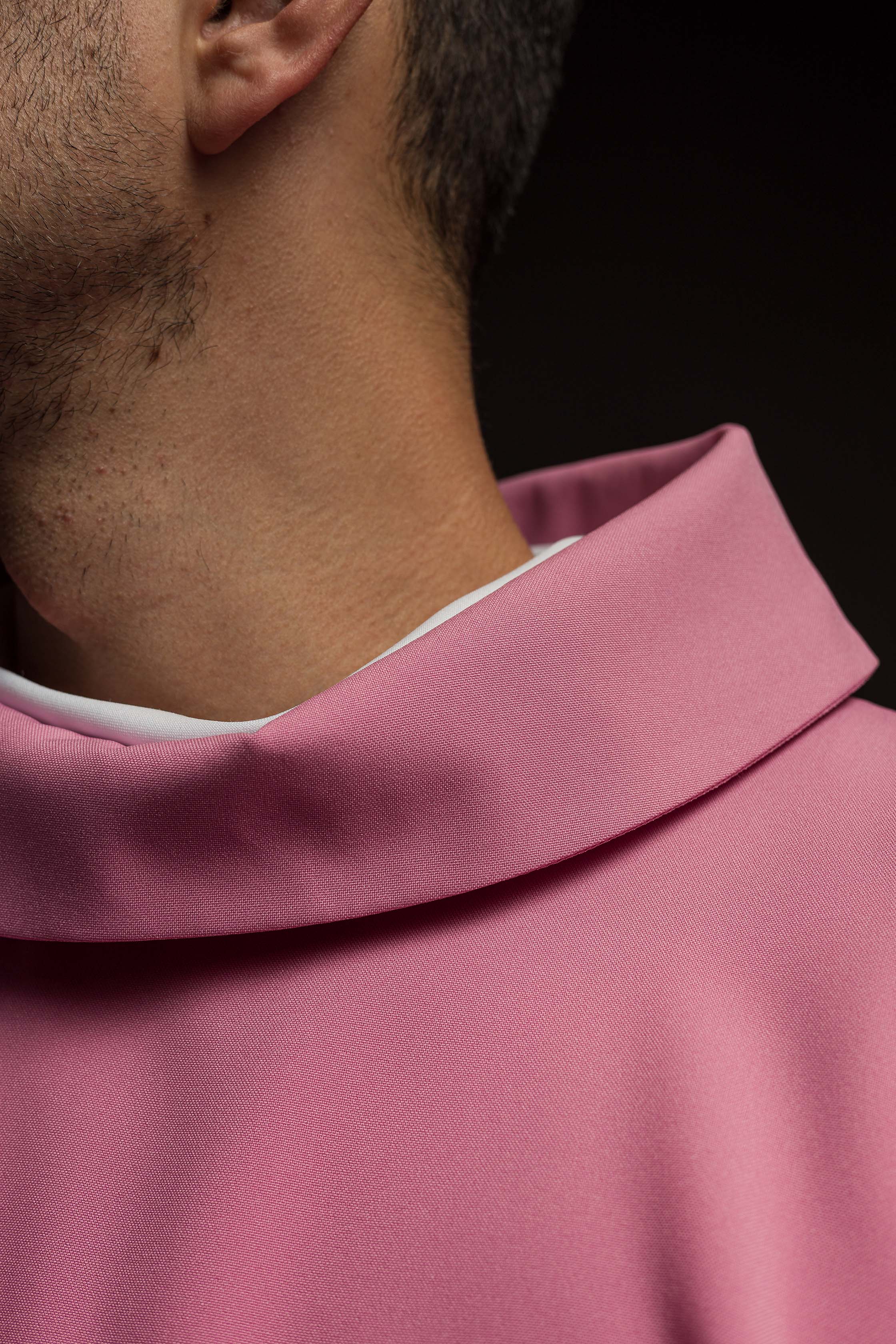 Casula rosa com bordado convexo IHS