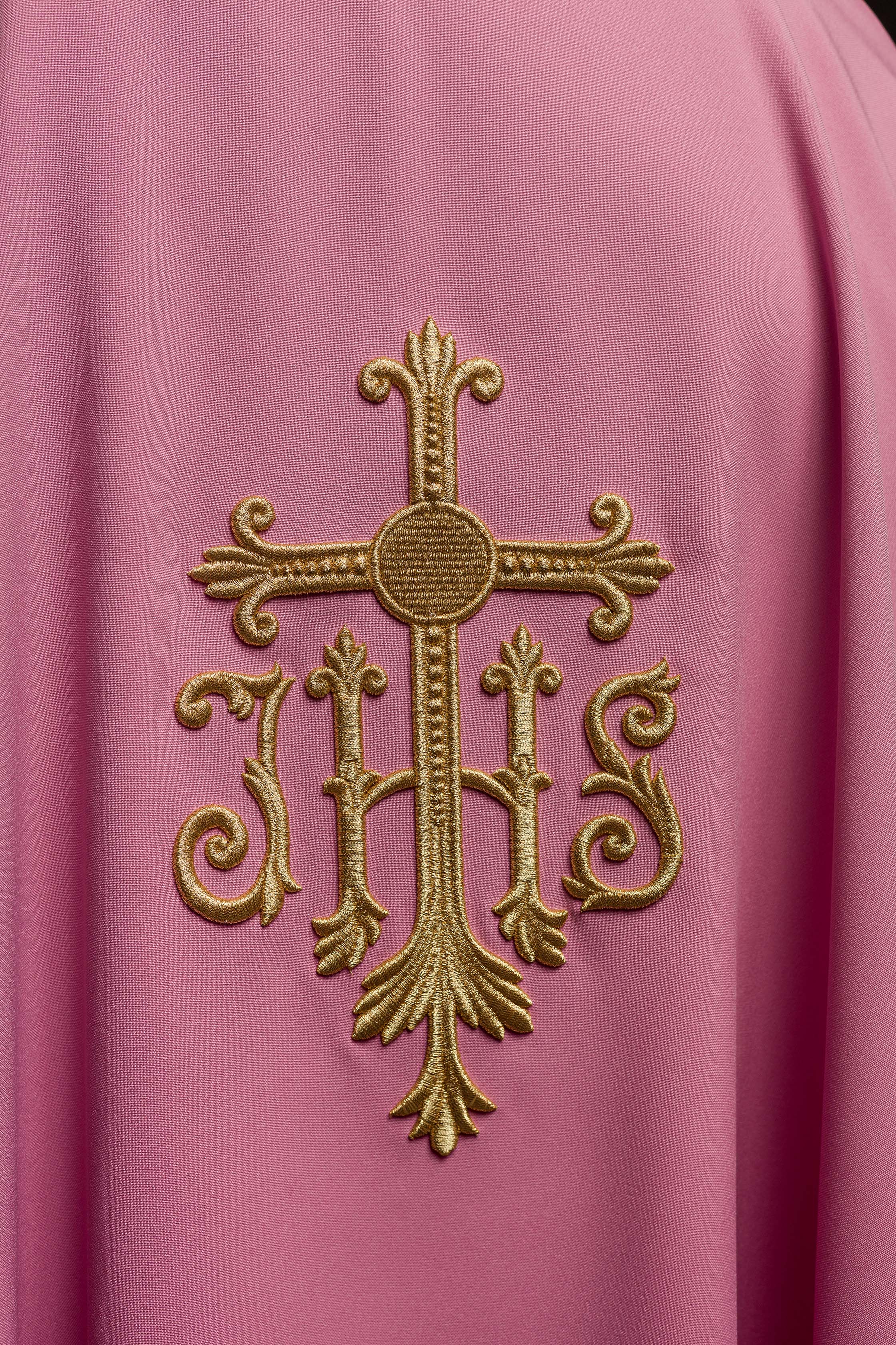 Casula rosa com bordado convexo IHS