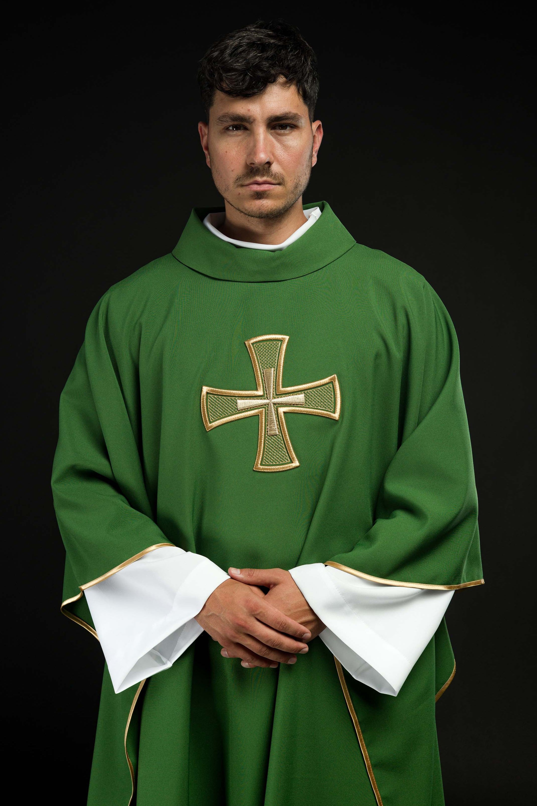 Casula verde com cruz bordada