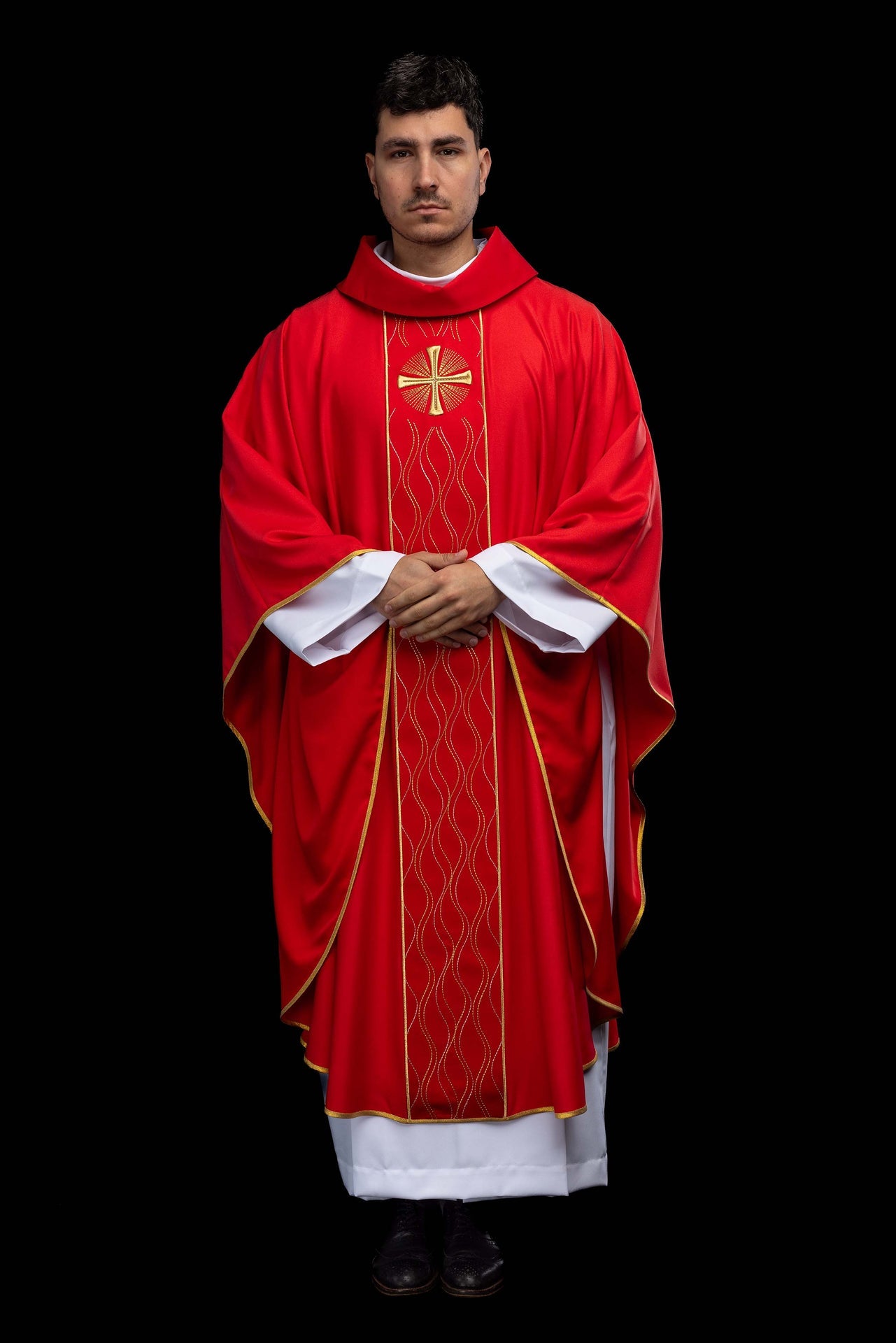 Casulla roja bordada con cruz
