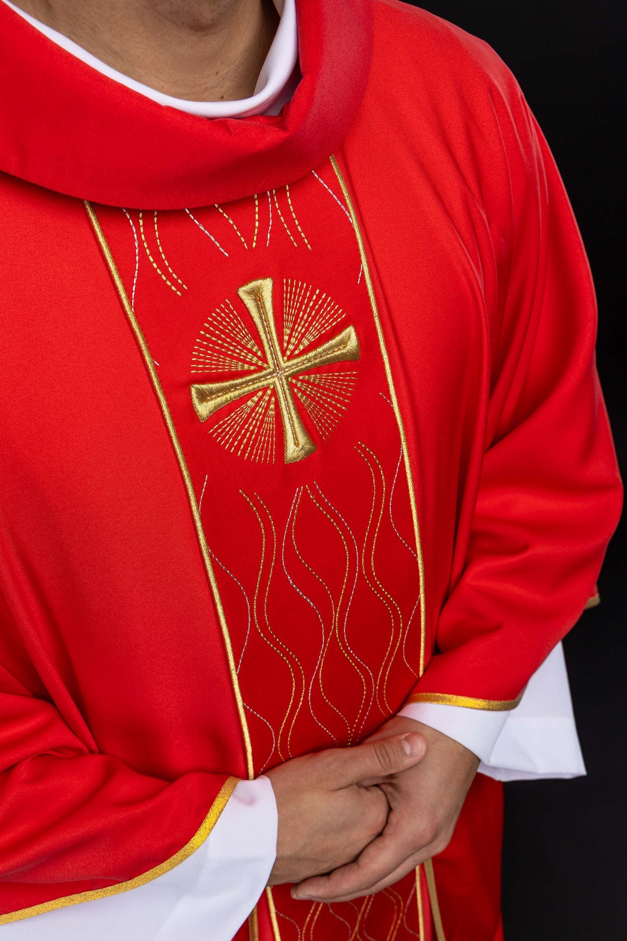 Casulla roja bordada con cruz