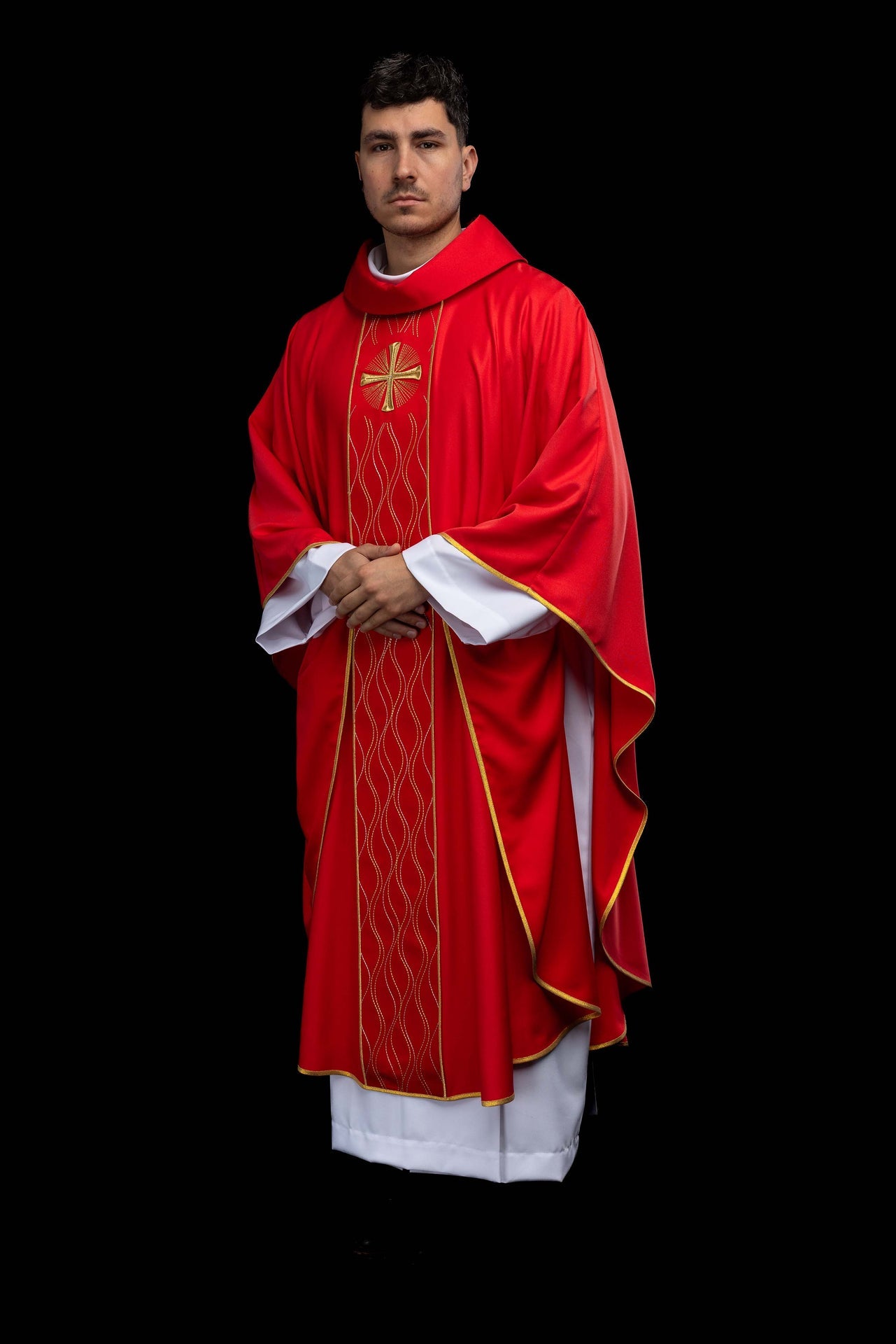 Casulla roja bordada con cruz