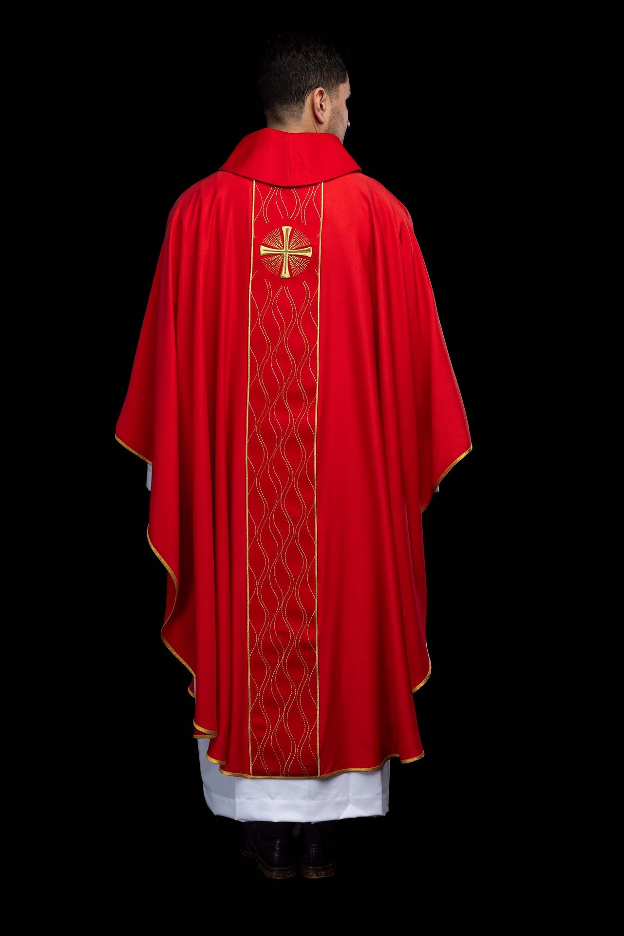 Casulla roja bordada con cruz