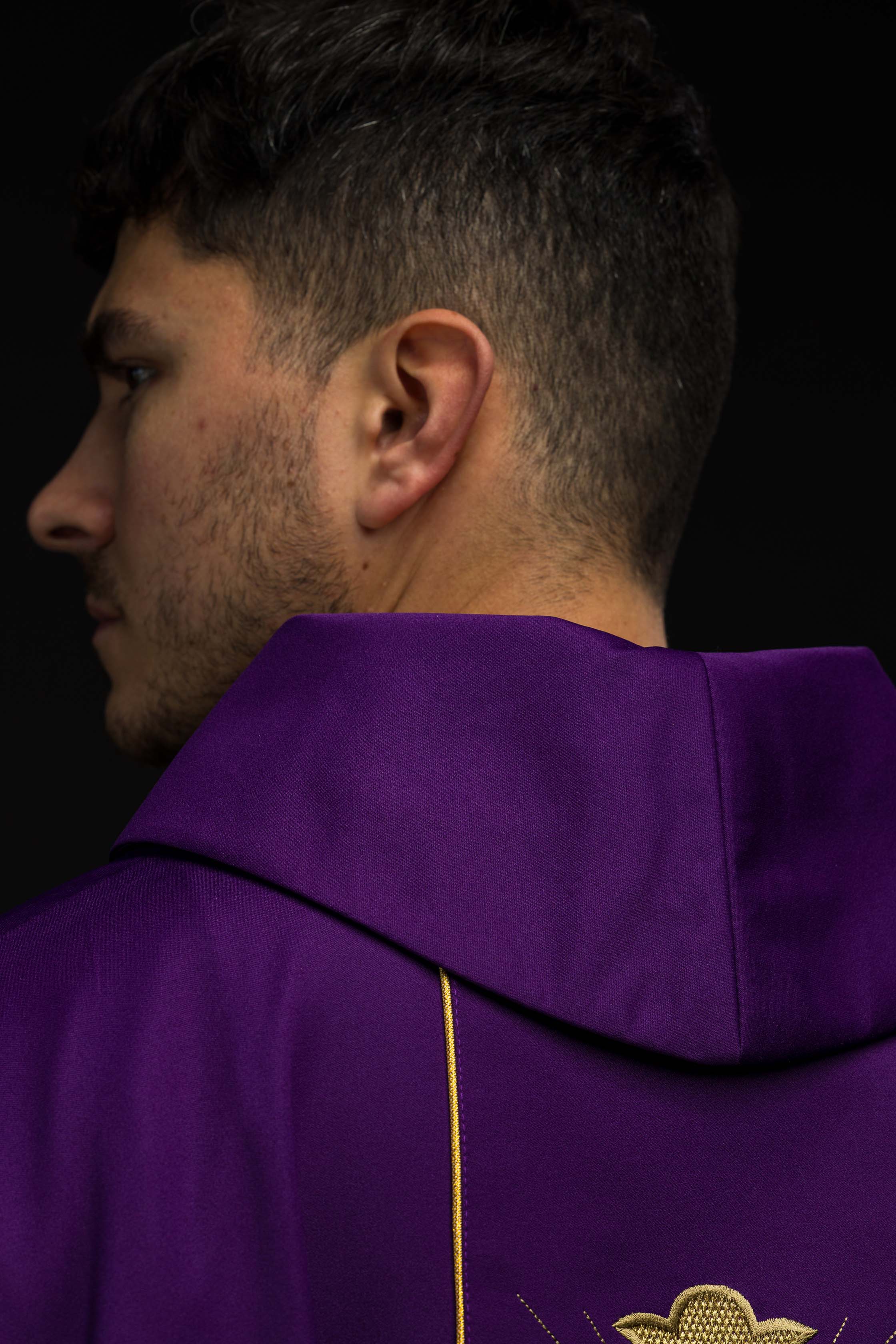 Casula roxa com cruz bordada e espigas de trigo