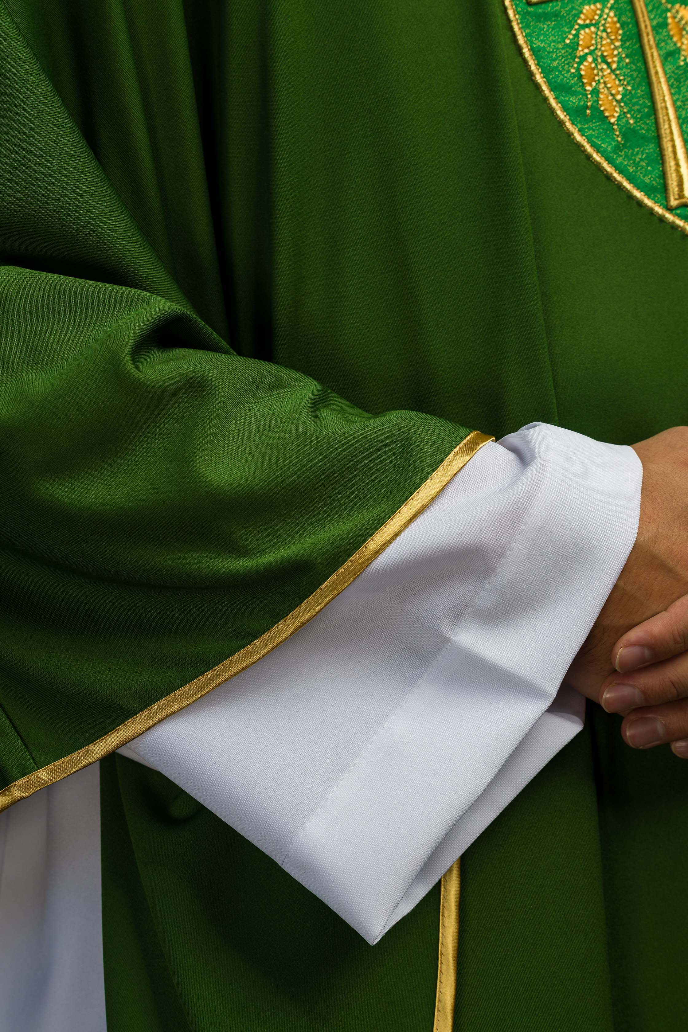 Casula verde com bordados PAX Alpha e Omega; tecido de malha