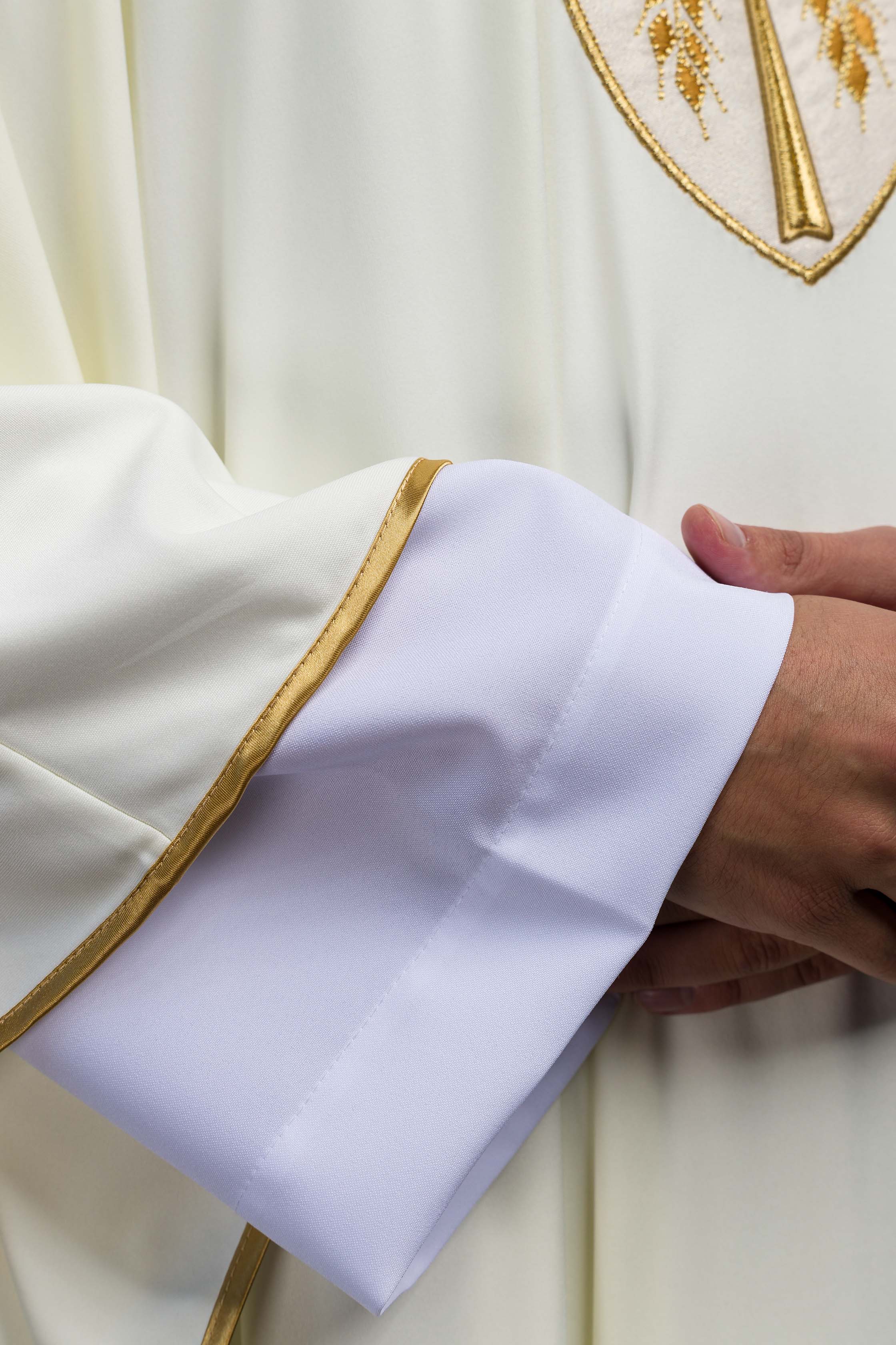 Casula em marfim com bordados PAX Alpha e Omega; tecido de malha