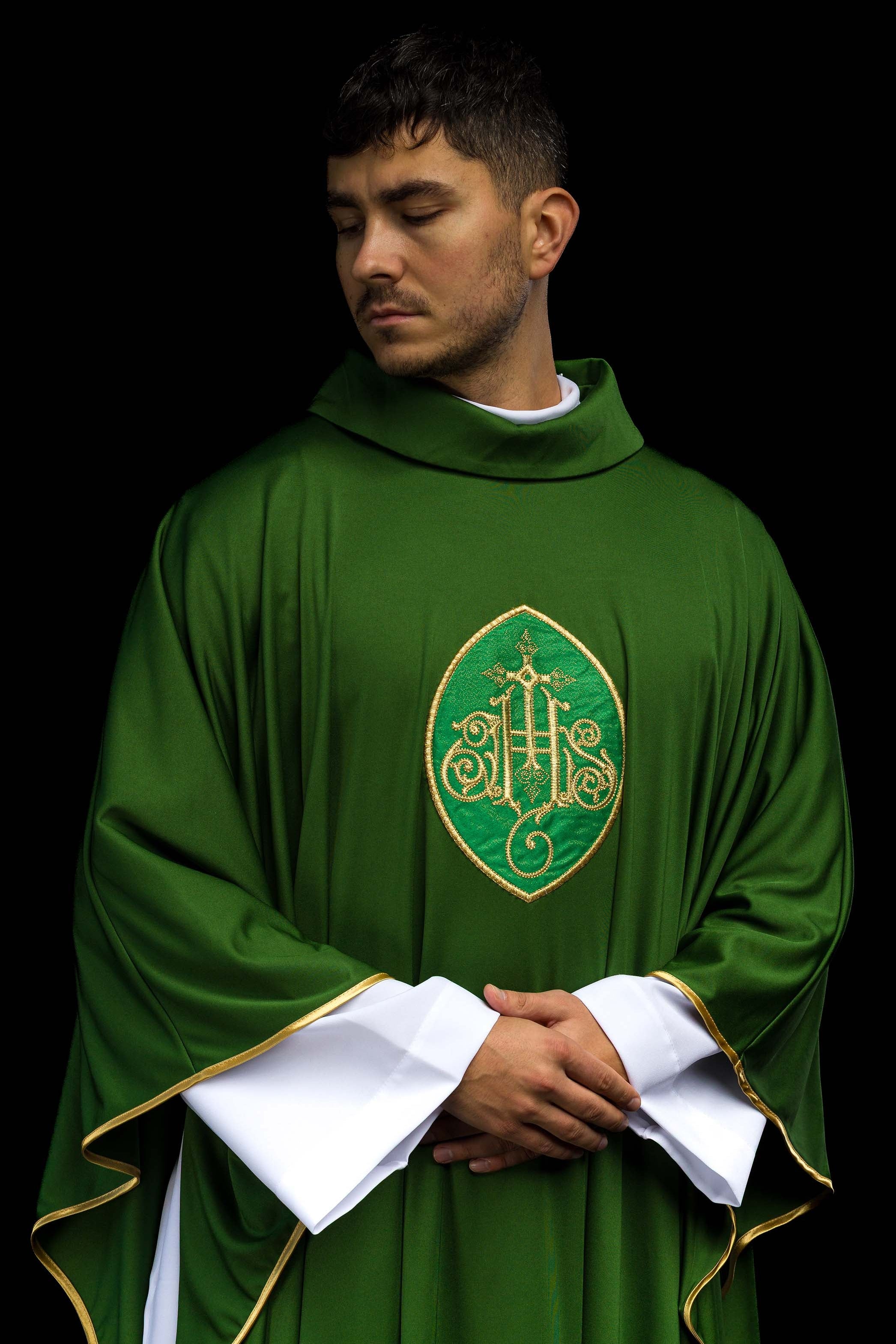 Casula verde com bordado IHS; tecido de malha
