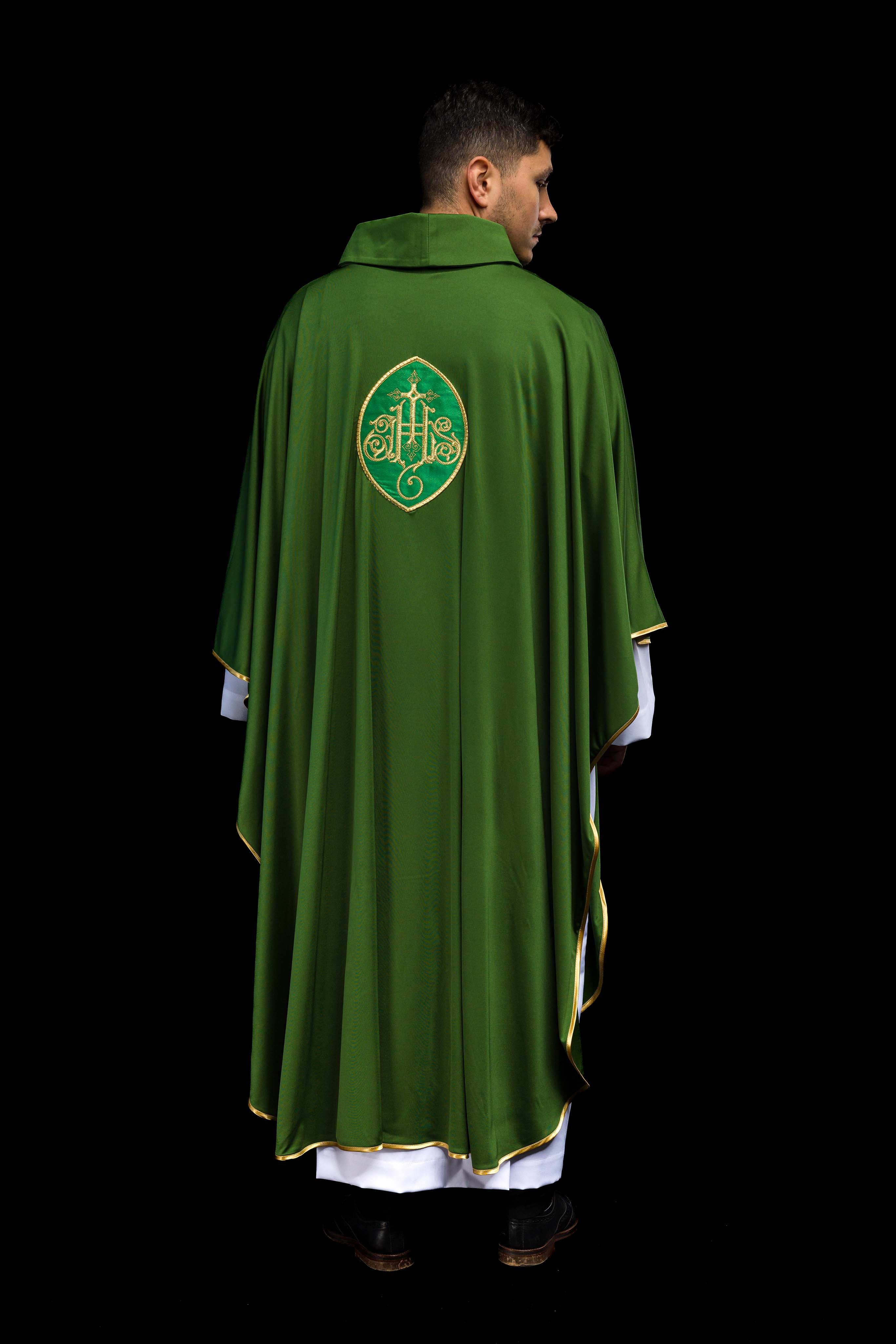 Casula verde com bordado IHS; tecido de malha