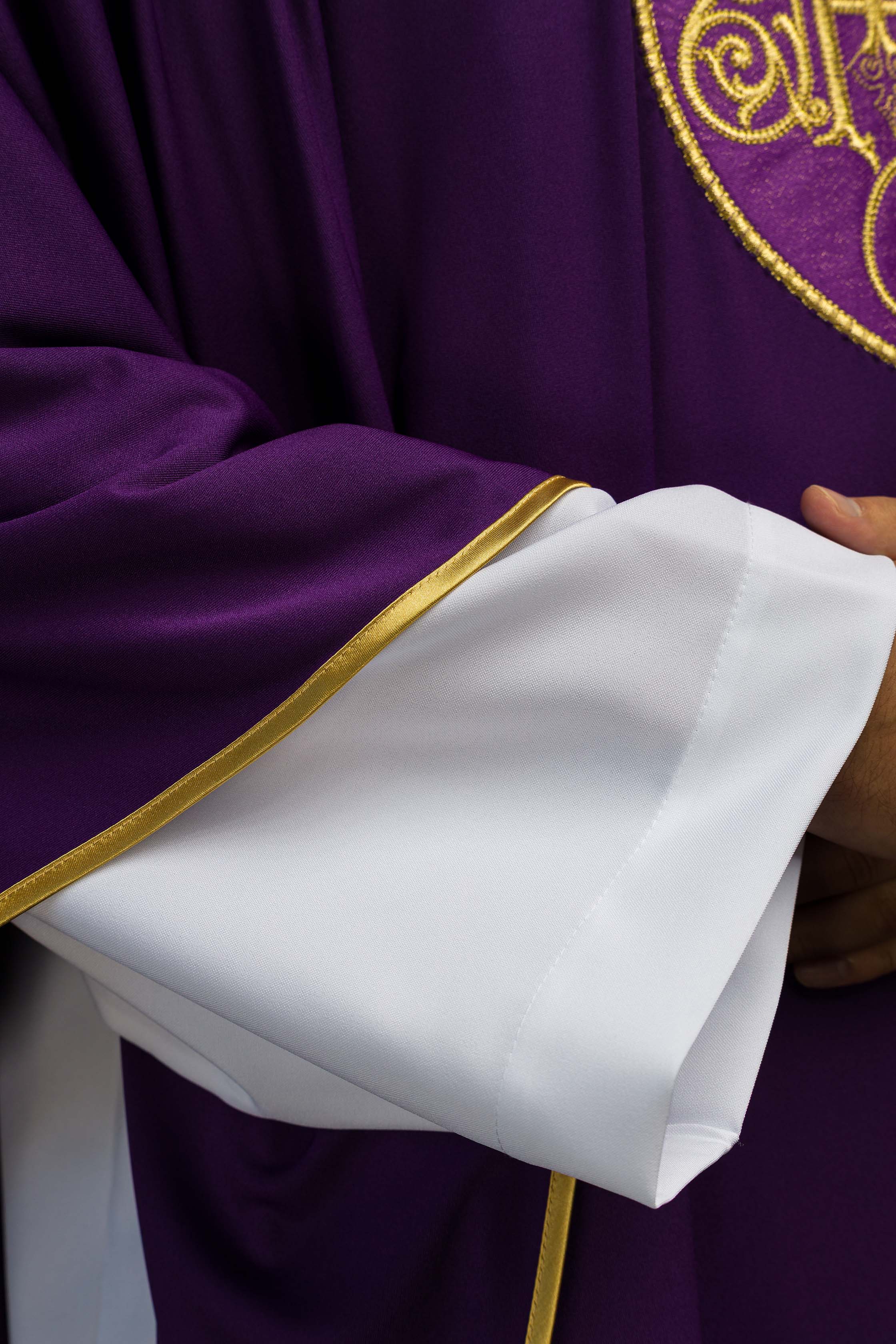 Casula roxa com bordado IHS; tecido de malha