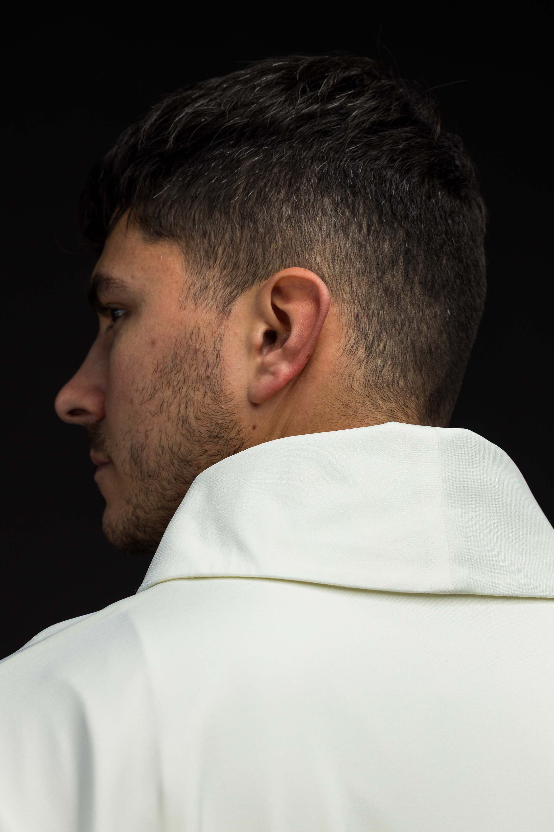 Casula em marfim com bordado IHS; tecido de malha